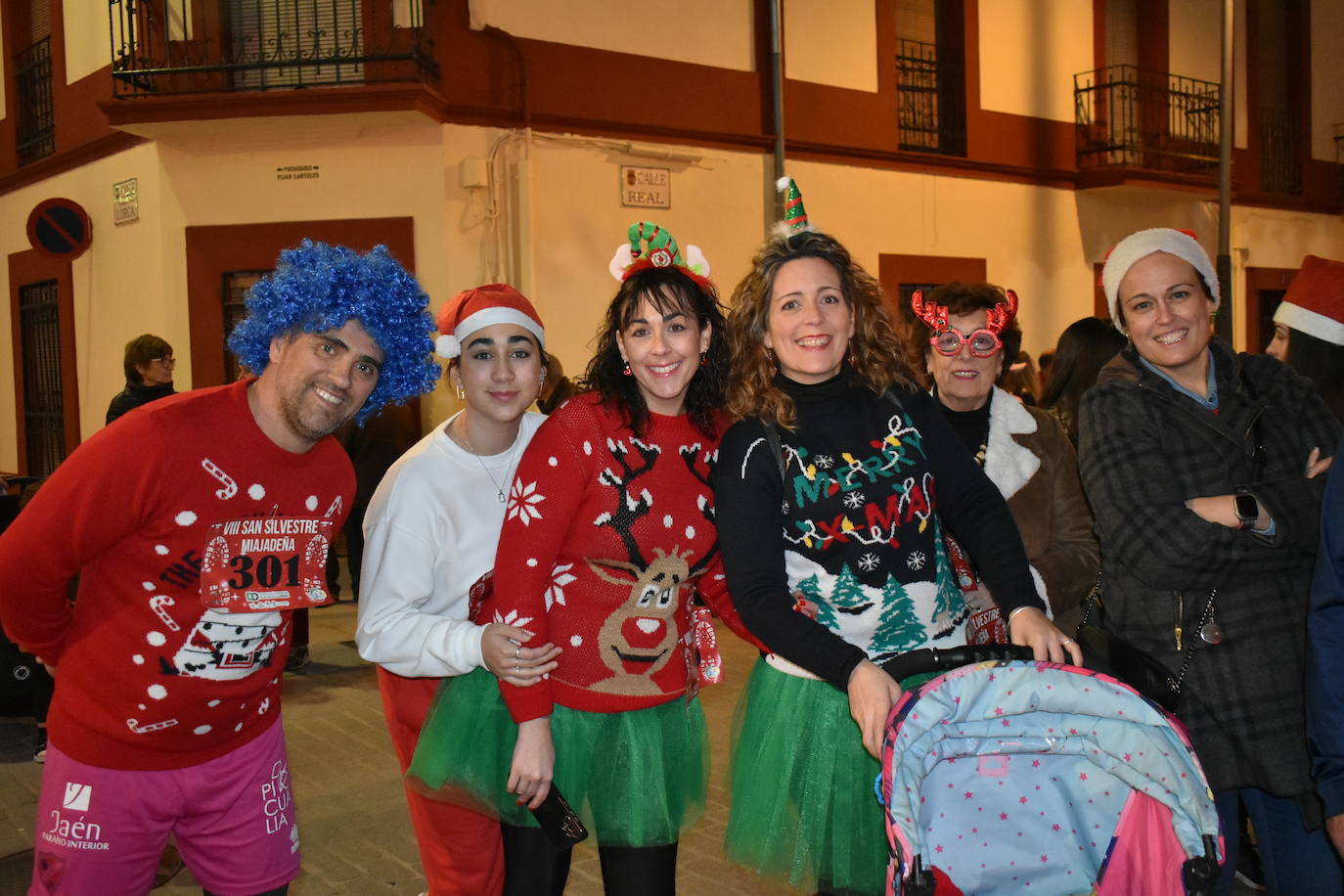 La VIII San Silvestre Miajadeña dejó momentos divertidos y únicos, como se esperaba de ella. La emoción en la cara de los corredores a la salida, la diversión en el trayecto, el cansancio en todo su cuerpo a la llegada a meta, un cansancio mezclado con la satisfacción del objetivo conseguido, la alegría de los ganadores de los premios a los disfraces, el disfrute del público,... Todo lo que hace que la San Silvestre Miajadeña sea uno de los días más esperados del año. 