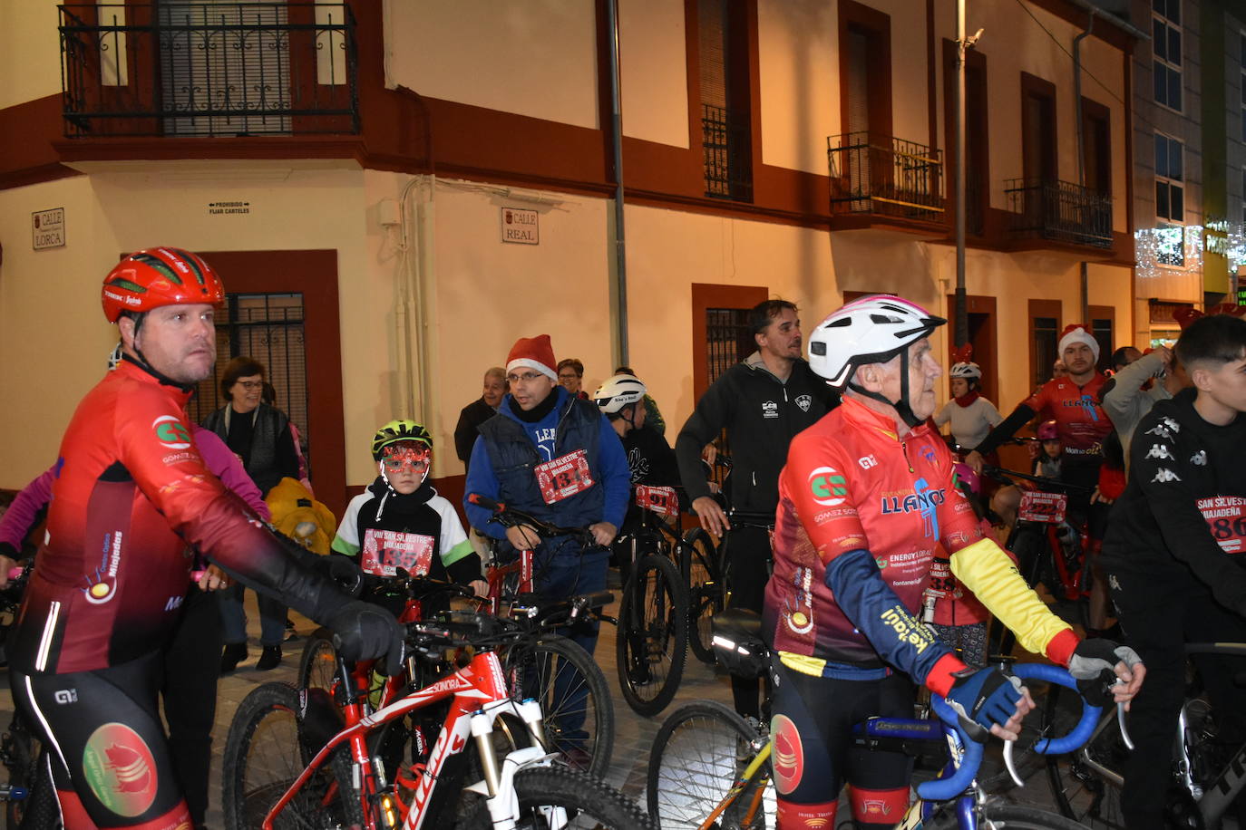 La VIII San Silvestre Miajadeña dejó momentos divertidos y únicos, como se esperaba de ella. La emoción en la cara de los corredores a la salida, la diversión en el trayecto, el cansancio en todo su cuerpo a la llegada a meta, un cansancio mezclado con la satisfacción del objetivo conseguido, la alegría de los ganadores de los premios a los disfraces, el disfrute del público,... Todo lo que hace que la San Silvestre Miajadeña sea uno de los días más esperados del año. 