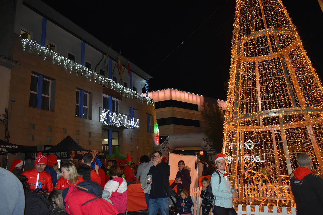 La VIII San Silvestre Miajadeña dejó momentos divertidos y únicos, como se esperaba de ella. La emoción en la cara de los corredores a la salida, la diversión en el trayecto, el cansancio en todo su cuerpo a la llegada a meta, un cansancio mezclado con la satisfacción del objetivo conseguido, la alegría de los ganadores de los premios a los disfraces, el disfrute del público,... Todo lo que hace que la San Silvestre Miajadeña sea uno de los días más esperados del año. 