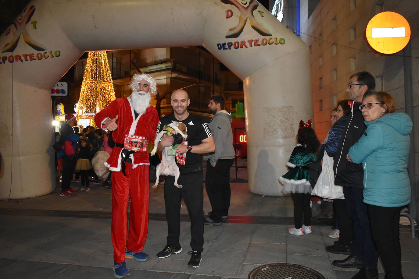 La VIII San Silvestre Miajadeña dejó momentos divertidos y únicos, como se esperaba de ella. La emoción en la cara de los corredores a la salida, la diversión en el trayecto, el cansancio en todo su cuerpo a la llegada a meta, un cansancio mezclado con la satisfacción del objetivo conseguido, la alegría de los ganadores de los premios a los disfraces, el disfrute del público,... Todo lo que hace que la San Silvestre Miajadeña sea uno de los días más esperados del año. 