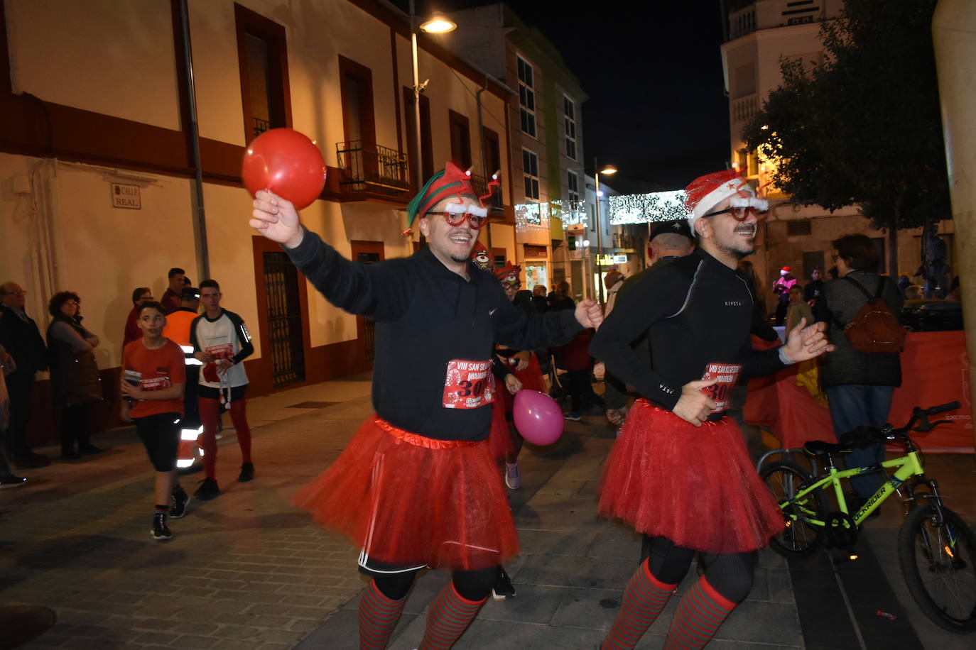 La VIII San Silvestre Miajadeña dejó momentos divertidos y únicos, como se esperaba de ella. La emoción en la cara de los corredores a la salida, la diversión en el trayecto, el cansancio en todo su cuerpo a la llegada a meta, un cansancio mezclado con la satisfacción del objetivo conseguido, la alegría de los ganadores de los premios a los disfraces, el disfrute del público,... Todo lo que hace que la San Silvestre Miajadeña sea uno de los días más esperados del año. 