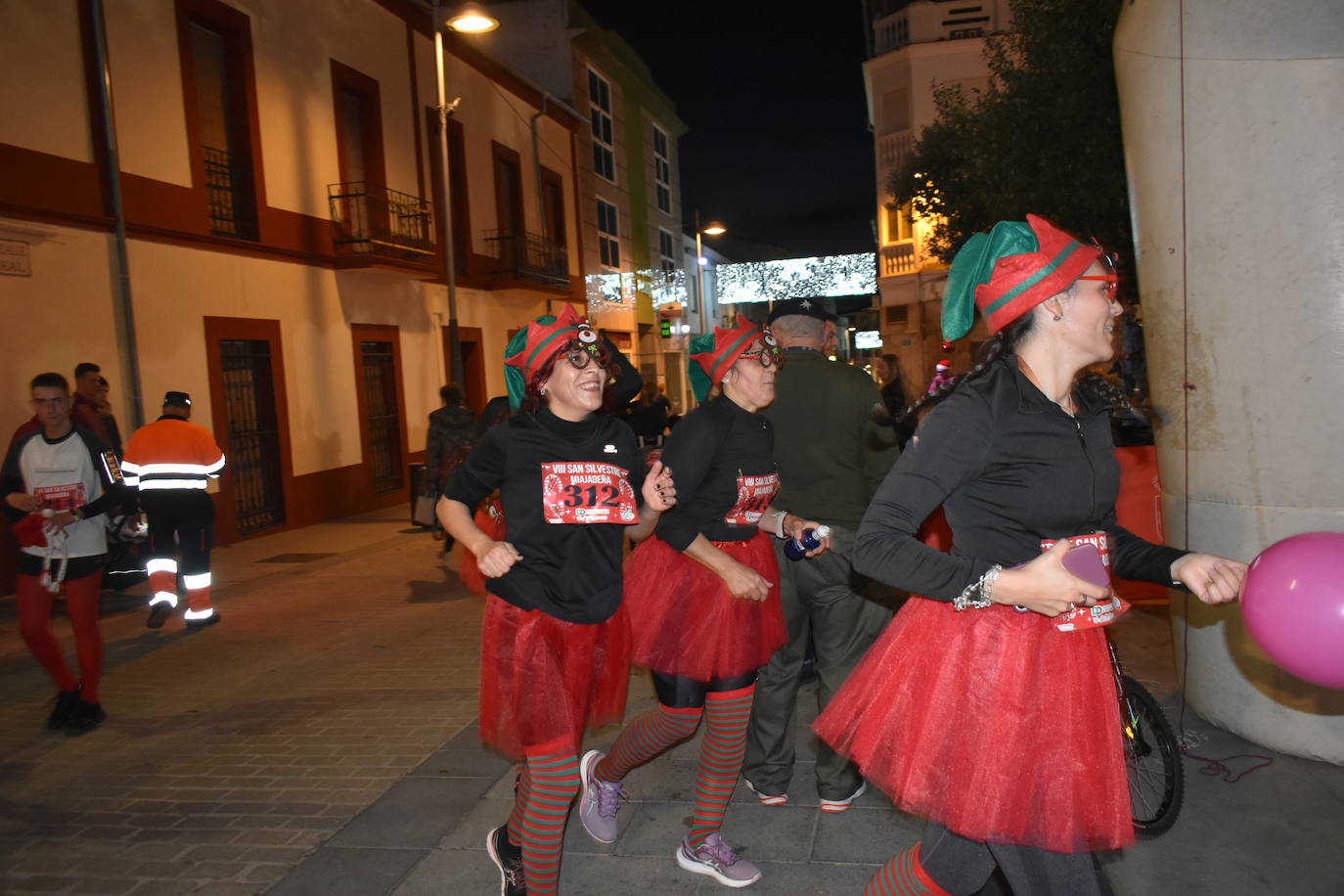 La VIII San Silvestre Miajadeña dejó momentos divertidos y únicos, como se esperaba de ella. La emoción en la cara de los corredores a la salida, la diversión en el trayecto, el cansancio en todo su cuerpo a la llegada a meta, un cansancio mezclado con la satisfacción del objetivo conseguido, la alegría de los ganadores de los premios a los disfraces, el disfrute del público,... Todo lo que hace que la San Silvestre Miajadeña sea uno de los días más esperados del año. 