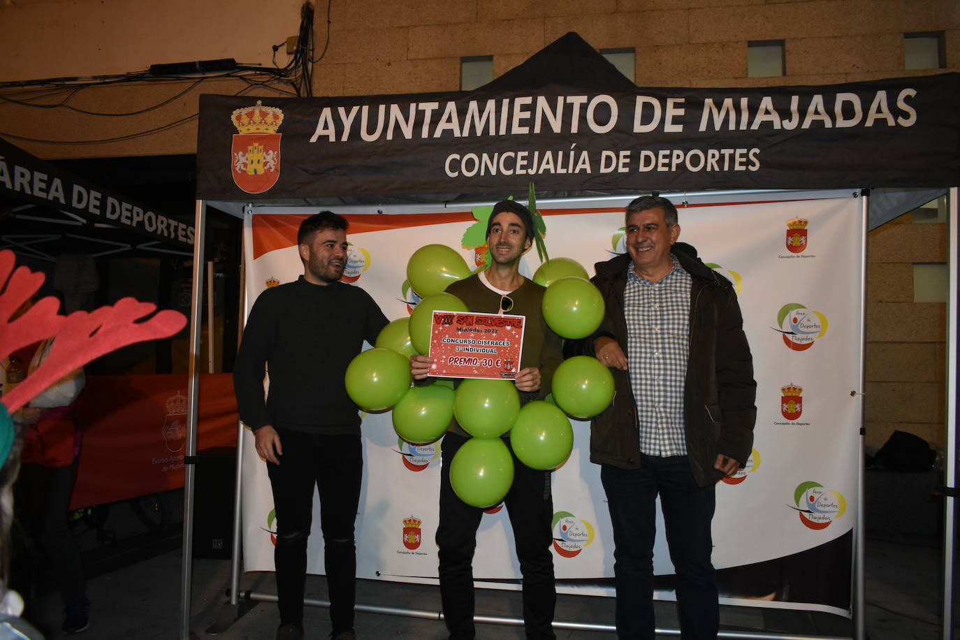 La VIII San Silvestre Miajadeña dejó momentos divertidos y únicos, como se esperaba de ella. La emoción en la cara de los corredores a la salida, la diversión en el trayecto, el cansancio en todo su cuerpo a la llegada a meta, un cansancio mezclado con la satisfacción del objetivo conseguido, la alegría de los ganadores de los premios a los disfraces, el disfrute del público,... Todo lo que hace que la San Silvestre Miajadeña sea uno de los días más esperados del año. 