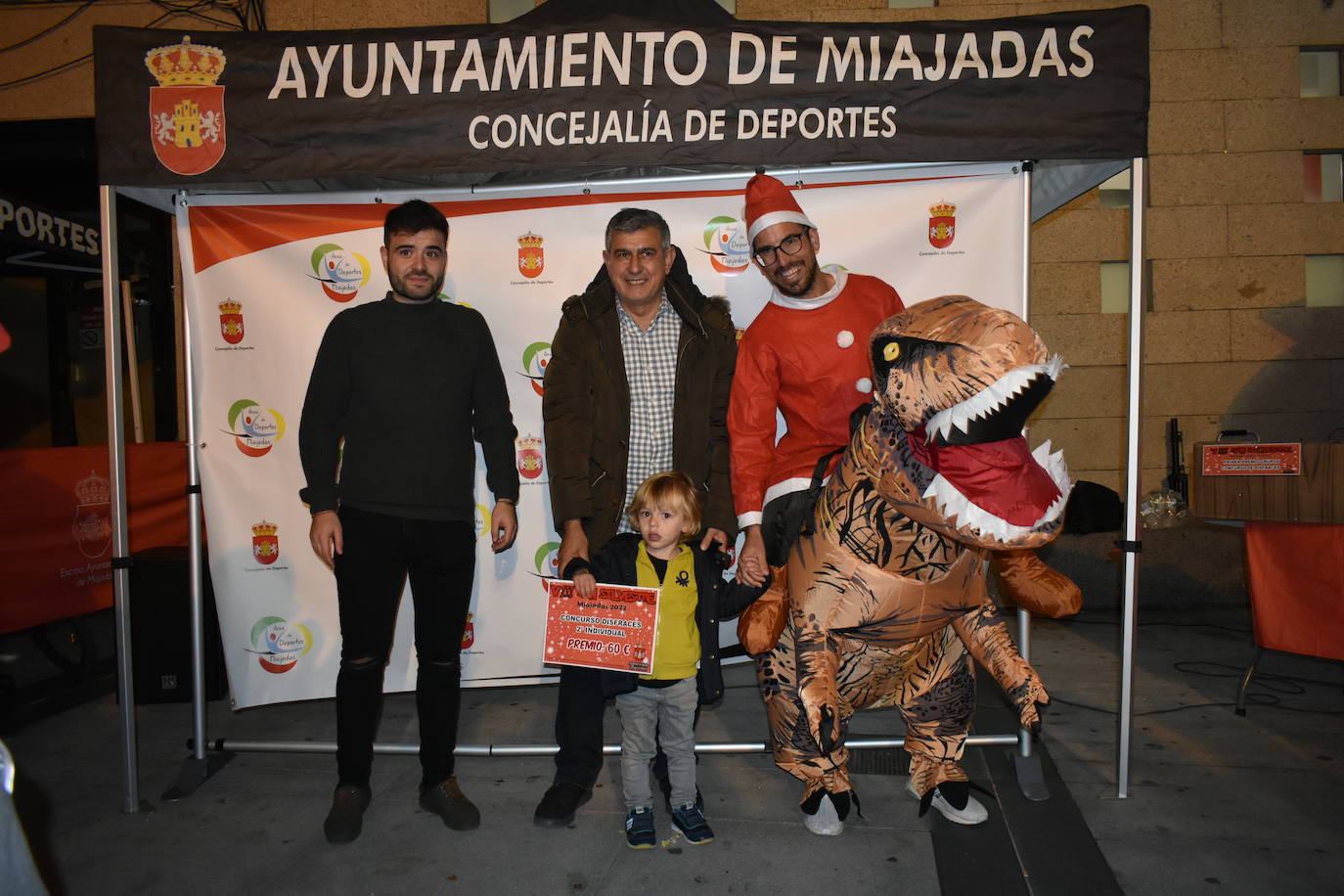 La VIII San Silvestre Miajadeña dejó momentos divertidos y únicos, como se esperaba de ella. La emoción en la cara de los corredores a la salida, la diversión en el trayecto, el cansancio en todo su cuerpo a la llegada a meta, un cansancio mezclado con la satisfacción del objetivo conseguido, la alegría de los ganadores de los premios a los disfraces, el disfrute del público,... Todo lo que hace que la San Silvestre Miajadeña sea uno de los días más esperados del año. 