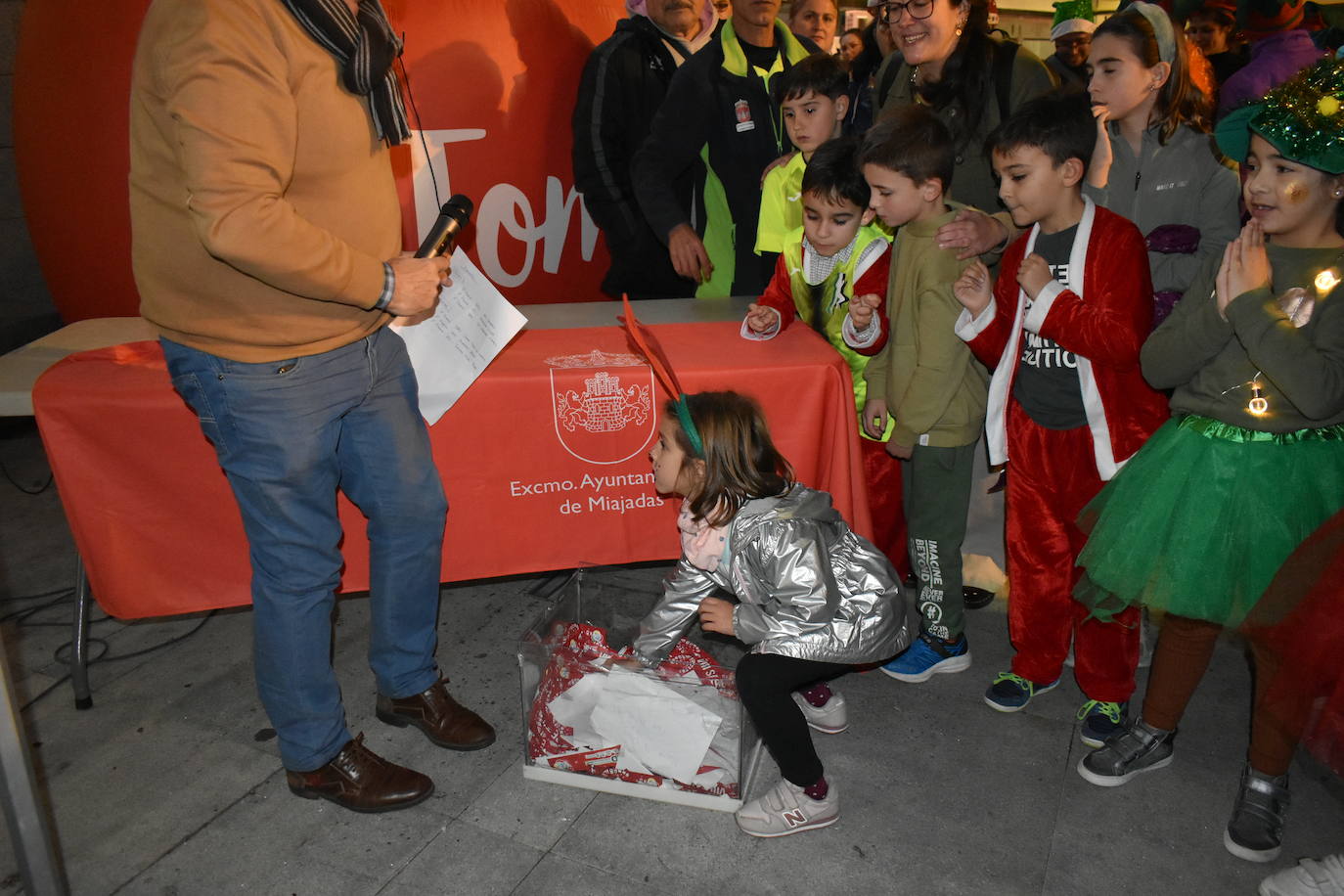 La VIII San Silvestre Miajadeña dejó momentos divertidos y únicos, como se esperaba de ella. La emoción en la cara de los corredores a la salida, la diversión en el trayecto, el cansancio en todo su cuerpo a la llegada a meta, un cansancio mezclado con la satisfacción del objetivo conseguido, la alegría de los ganadores de los premios a los disfraces, el disfrute del público,... Todo lo que hace que la San Silvestre Miajadeña sea uno de los días más esperados del año. 