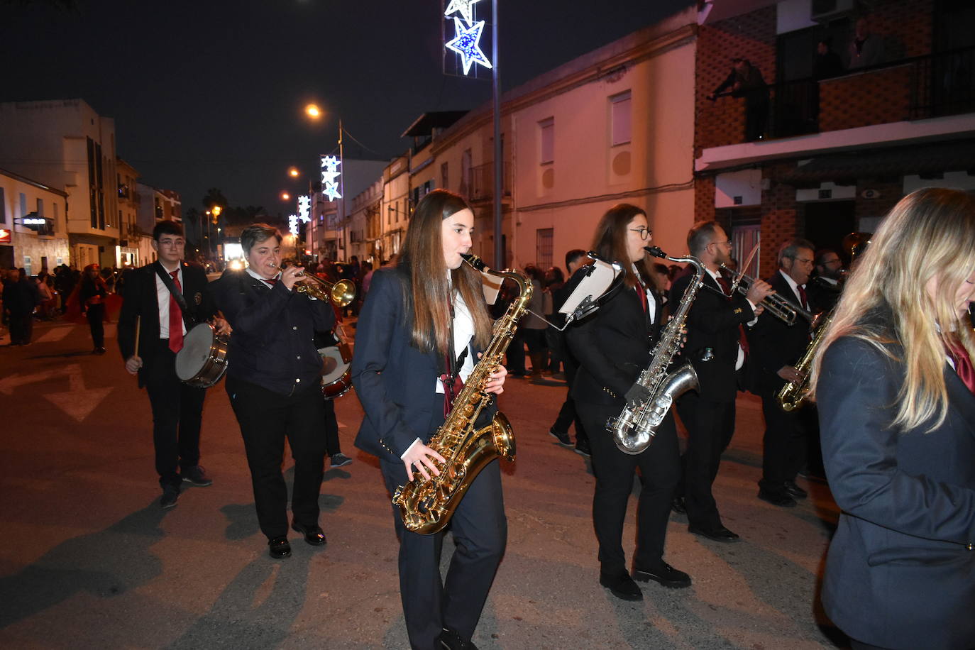 La magia de los Reyes Magos volvió a las calles y a las casas de Miajadas para repartir ilusión, cumplir deseos y llevar regalos, tanto a los más pequeños como a los mayores. La Cabalgata fue la presentación de la noche más especial del año, donde Sus Majestades de Oriente estuvieron acompañados por duendecillos, magos, brujas, dinosaurios, alumnos y profes, divertidos monstruitos, y pequeños-grandes en pijama que ya estaban preparados para irse a dormir y esperar la visita de los Reyes a sus casas, sin olvidar el Portal de Belén con María, José y el niño Jesús recién nacido. 