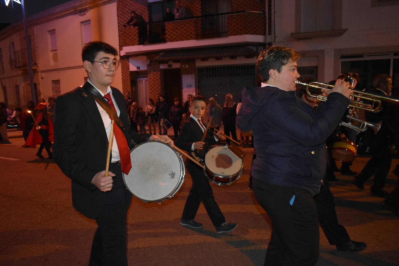 La magia de los Reyes Magos volvió a las calles y a las casas de Miajadas para repartir ilusión, cumplir deseos y llevar regalos, tanto a los más pequeños como a los mayores. La Cabalgata fue la presentación de la noche más especial del año, donde Sus Majestades de Oriente estuvieron acompañados por duendecillos, magos, brujas, dinosaurios, alumnos y profes, divertidos monstruitos, y pequeños-grandes en pijama que ya estaban preparados para irse a dormir y esperar la visita de los Reyes a sus casas, sin olvidar el Portal de Belén con María, José y el niño Jesús recién nacido. 