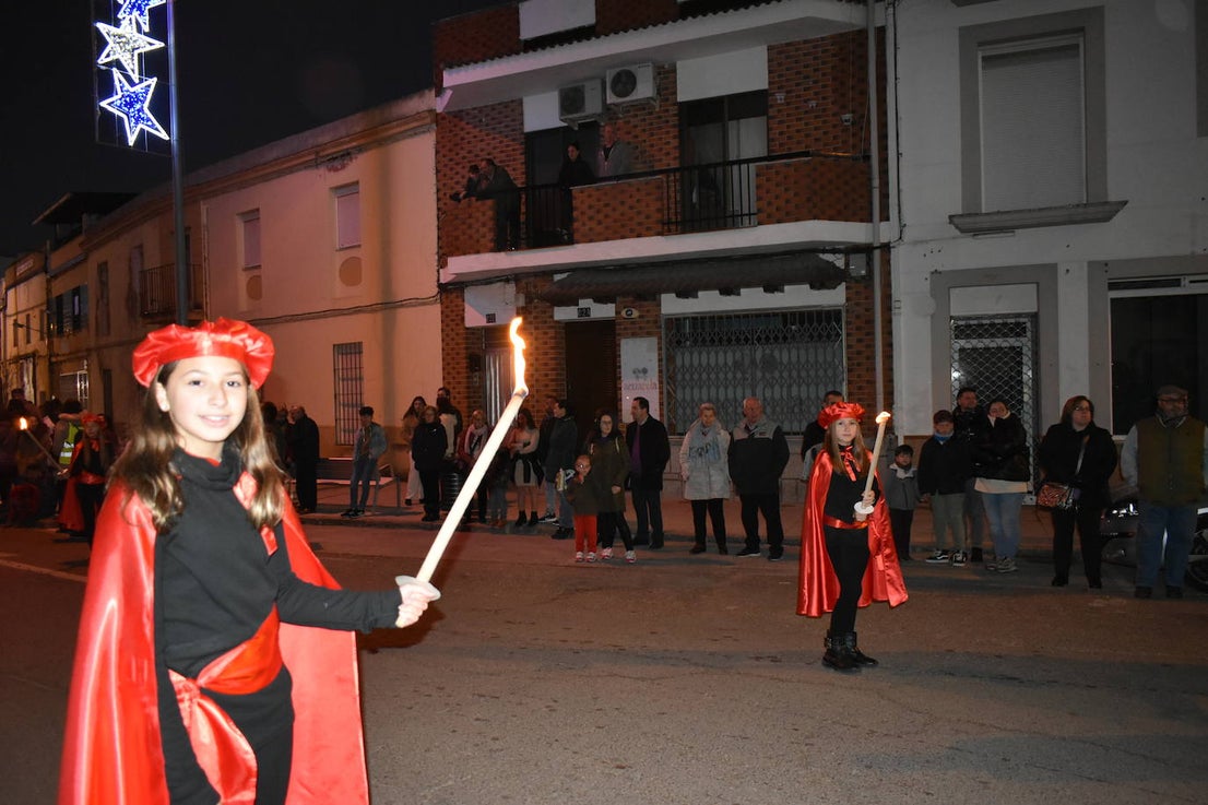 La magia de los Reyes Magos volvió a las calles y a las casas de Miajadas para repartir ilusión, cumplir deseos y llevar regalos, tanto a los más pequeños como a los mayores. La Cabalgata fue la presentación de la noche más especial del año, donde Sus Majestades de Oriente estuvieron acompañados por duendecillos, magos, brujas, dinosaurios, alumnos y profes, divertidos monstruitos, y pequeños-grandes en pijama que ya estaban preparados para irse a dormir y esperar la visita de los Reyes a sus casas, sin olvidar el Portal de Belén con María, José y el niño Jesús recién nacido. 