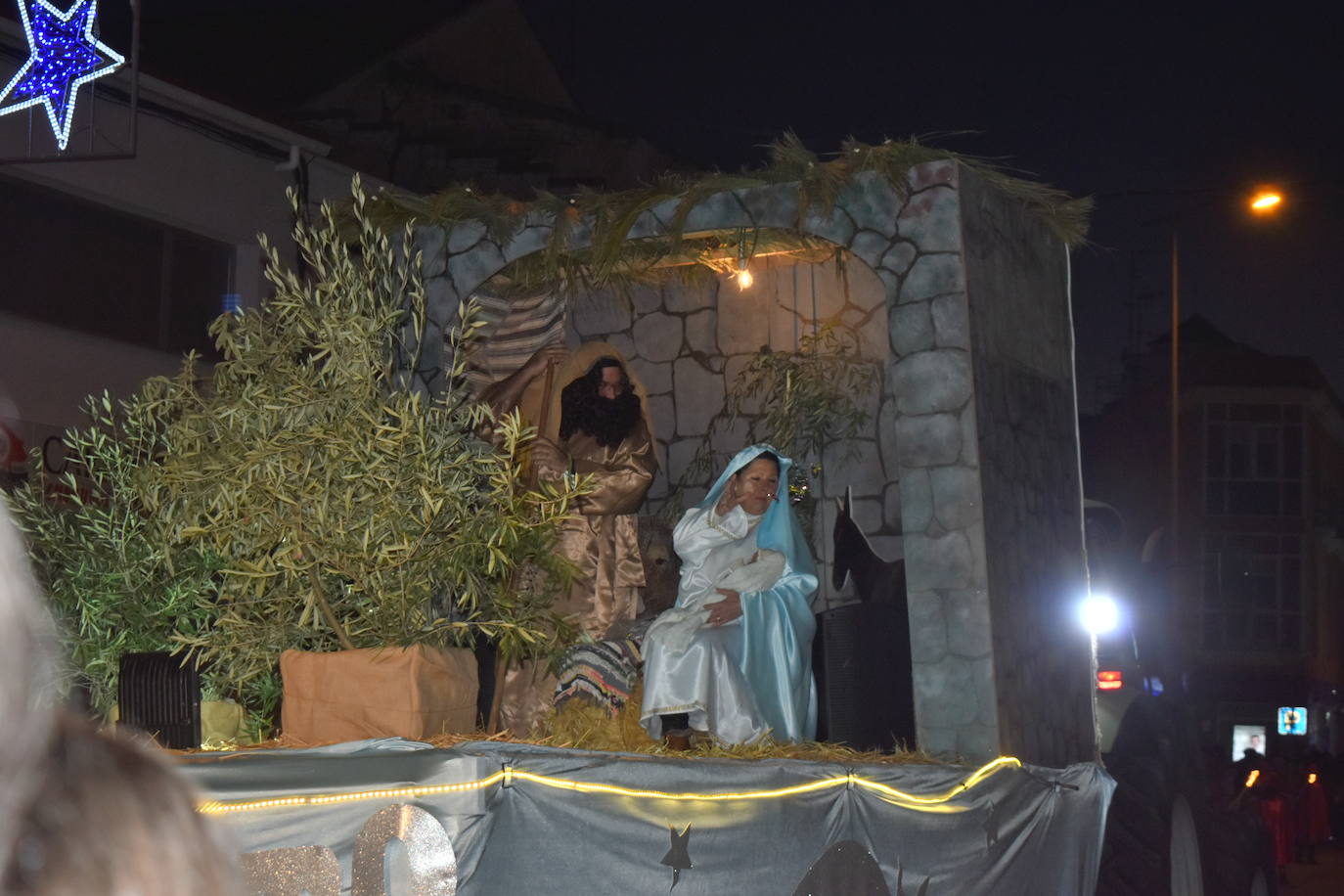 La magia de los Reyes Magos volvió a las calles y a las casas de Miajadas para repartir ilusión, cumplir deseos y llevar regalos, tanto a los más pequeños como a los mayores. La Cabalgata fue la presentación de la noche más especial del año, donde Sus Majestades de Oriente estuvieron acompañados por duendecillos, magos, brujas, dinosaurios, alumnos y profes, divertidos monstruitos, y pequeños-grandes en pijama que ya estaban preparados para irse a dormir y esperar la visita de los Reyes a sus casas, sin olvidar el Portal de Belén con María, José y el niño Jesús recién nacido. 