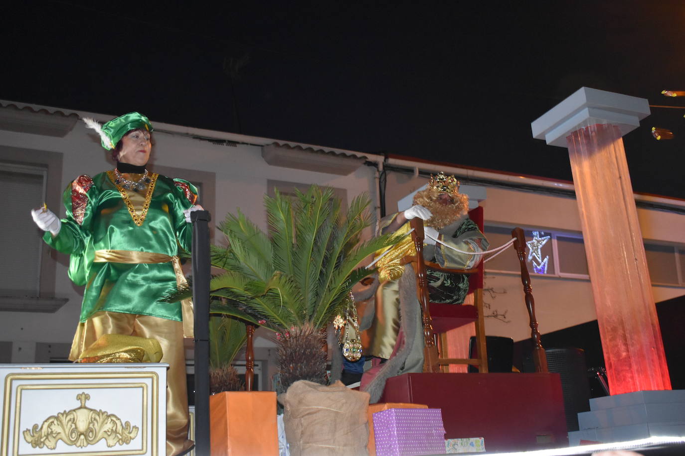 La magia de los Reyes Magos volvió a las calles y a las casas de Miajadas para repartir ilusión, cumplir deseos y llevar regalos, tanto a los más pequeños como a los mayores. La Cabalgata fue la presentación de la noche más especial del año, donde Sus Majestades de Oriente estuvieron acompañados por duendecillos, magos, brujas, dinosaurios, alumnos y profes, divertidos monstruitos, y pequeños-grandes en pijama que ya estaban preparados para irse a dormir y esperar la visita de los Reyes a sus casas, sin olvidar el Portal de Belén con María, José y el niño Jesús recién nacido. 