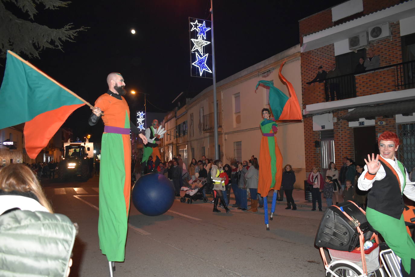 La magia de los Reyes Magos volvió a las calles y a las casas de Miajadas para repartir ilusión, cumplir deseos y llevar regalos, tanto a los más pequeños como a los mayores. La Cabalgata fue la presentación de la noche más especial del año, donde Sus Majestades de Oriente estuvieron acompañados por duendecillos, magos, brujas, dinosaurios, alumnos y profes, divertidos monstruitos, y pequeños-grandes en pijama que ya estaban preparados para irse a dormir y esperar la visita de los Reyes a sus casas, sin olvidar el Portal de Belén con María, José y el niño Jesús recién nacido. 