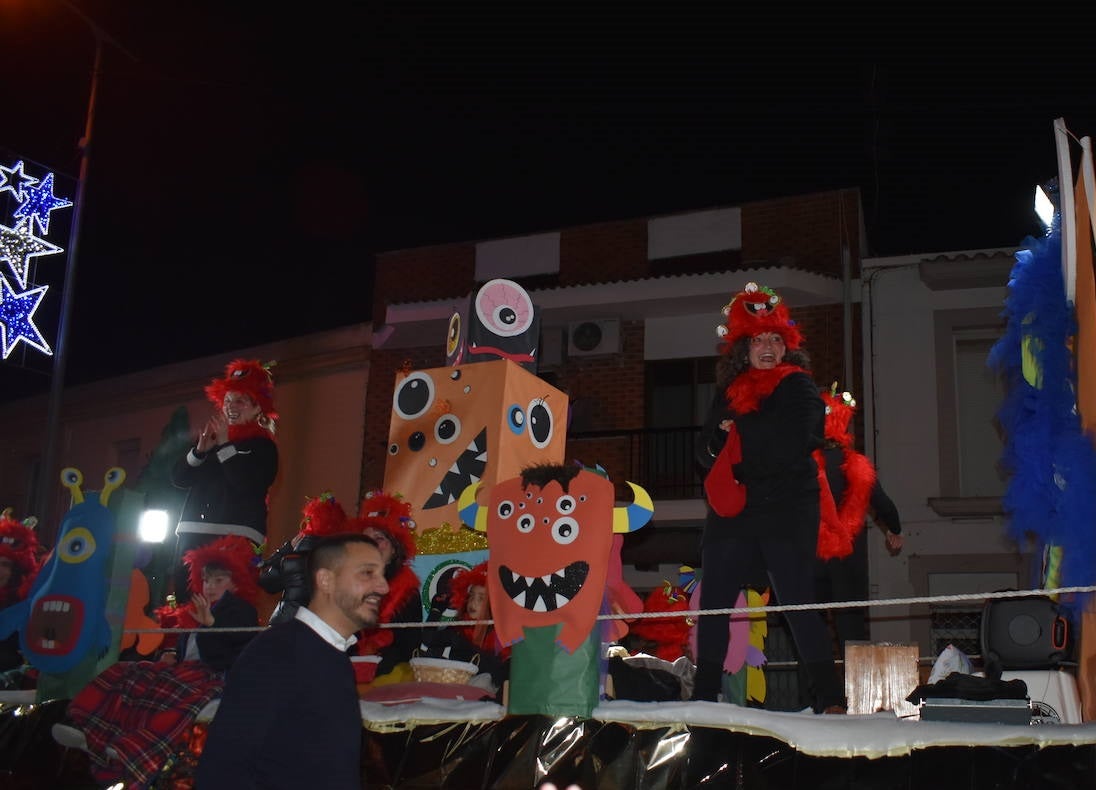 La magia de los Reyes Magos volvió a las calles y a las casas de Miajadas para repartir ilusión, cumplir deseos y llevar regalos, tanto a los más pequeños como a los mayores. La Cabalgata fue la presentación de la noche más especial del año, donde Sus Majestades de Oriente estuvieron acompañados por duendecillos, magos, brujas, dinosaurios, alumnos y profes, divertidos monstruitos, y pequeños-grandes en pijama que ya estaban preparados para irse a dormir y esperar la visita de los Reyes a sus casas, sin olvidar el Portal de Belén con María, José y el niño Jesús recién nacido. 