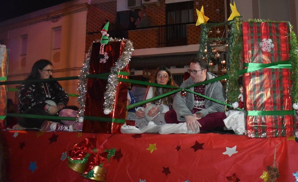 La magia de los Reyes Magos volvió a las calles y a las casas de Miajadas para repartir ilusión, cumplir deseos y llevar regalos, tanto a los más pequeños como a los mayores. La Cabalgata fue la presentación de la noche más especial del año, donde Sus Majestades de Oriente estuvieron acompañados por duendecillos, magos, brujas, dinosaurios, alumnos y profes, divertidos monstruitos, y pequeños-grandes en pijama que ya estaban preparados para irse a dormir y esperar la visita de los Reyes a sus casas, sin olvidar el Portal de Belén con María, José y el niño Jesús recién nacido. 