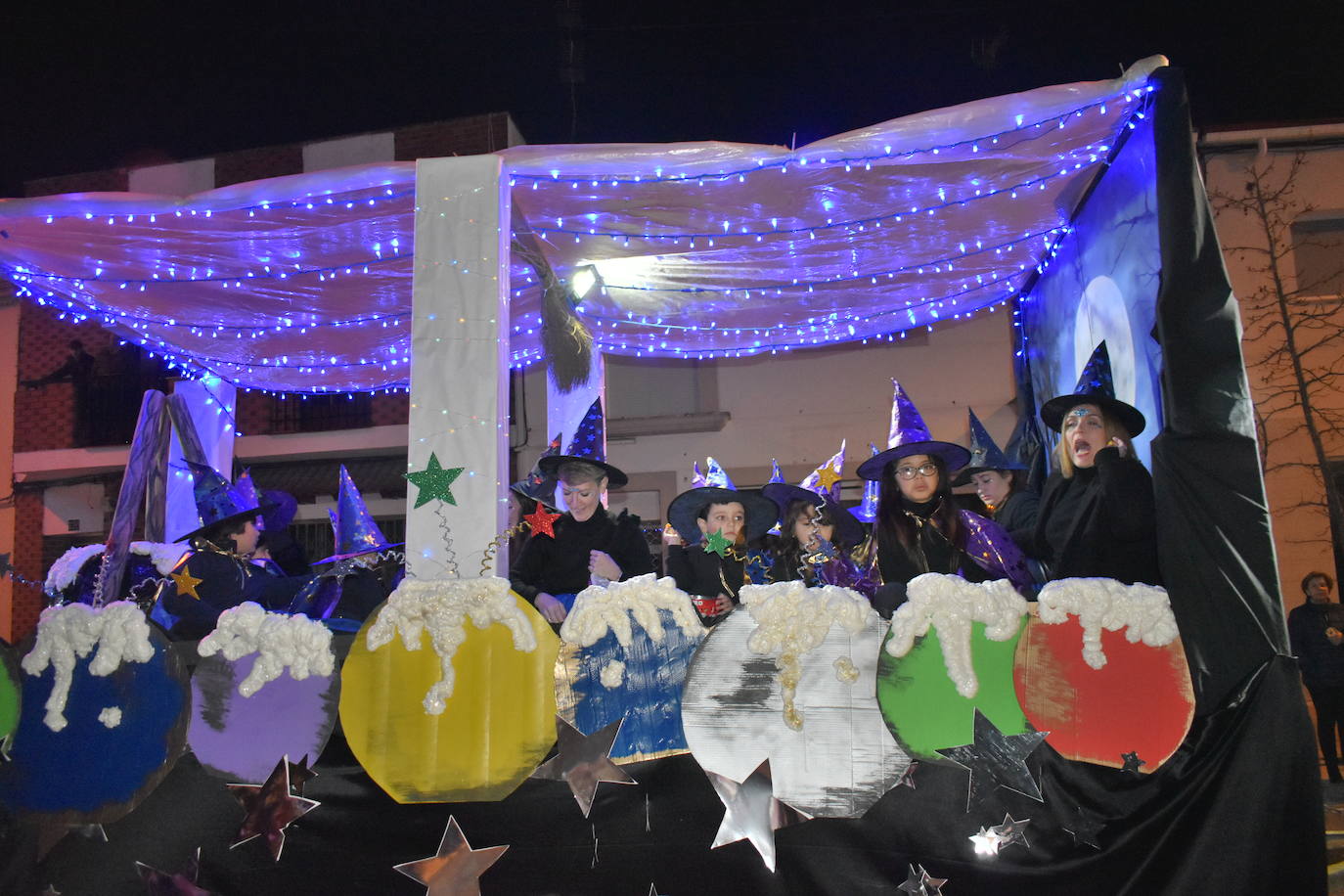 La magia de los Reyes Magos volvió a las calles y a las casas de Miajadas para repartir ilusión, cumplir deseos y llevar regalos, tanto a los más pequeños como a los mayores. La Cabalgata fue la presentación de la noche más especial del año, donde Sus Majestades de Oriente estuvieron acompañados por duendecillos, magos, brujas, dinosaurios, alumnos y profes, divertidos monstruitos, y pequeños-grandes en pijama que ya estaban preparados para irse a dormir y esperar la visita de los Reyes a sus casas, sin olvidar el Portal de Belén con María, José y el niño Jesús recién nacido. 