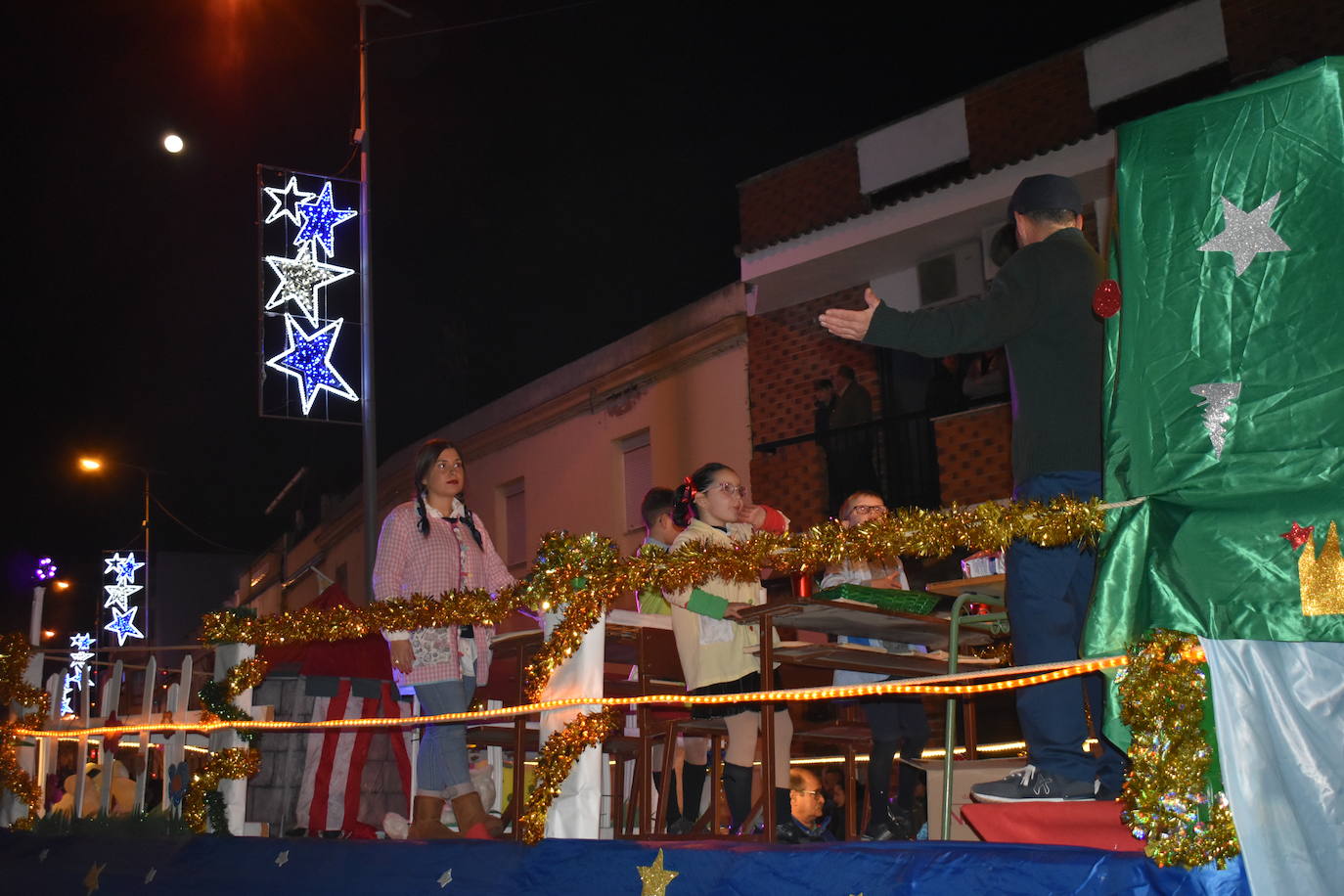 La magia de los Reyes Magos volvió a las calles y a las casas de Miajadas para repartir ilusión, cumplir deseos y llevar regalos, tanto a los más pequeños como a los mayores. La Cabalgata fue la presentación de la noche más especial del año, donde Sus Majestades de Oriente estuvieron acompañados por duendecillos, magos, brujas, dinosaurios, alumnos y profes, divertidos monstruitos, y pequeños-grandes en pijama que ya estaban preparados para irse a dormir y esperar la visita de los Reyes a sus casas, sin olvidar el Portal de Belén con María, José y el niño Jesús recién nacido. 