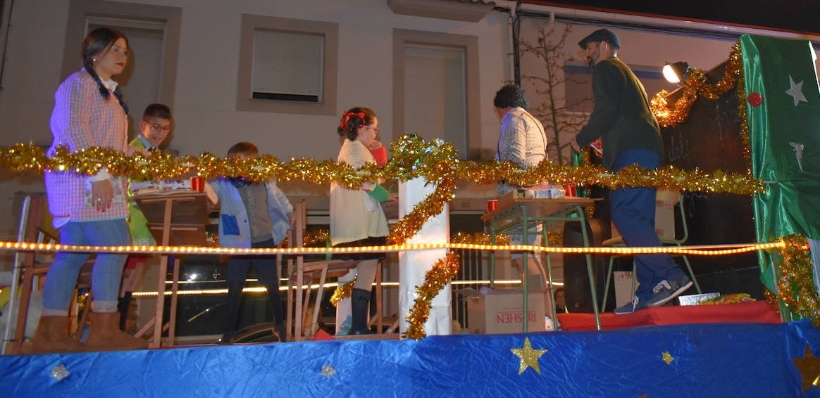 La magia de los Reyes Magos volvió a las calles y a las casas de Miajadas para repartir ilusión, cumplir deseos y llevar regalos, tanto a los más pequeños como a los mayores. La Cabalgata fue la presentación de la noche más especial del año, donde Sus Majestades de Oriente estuvieron acompañados por duendecillos, magos, brujas, dinosaurios, alumnos y profes, divertidos monstruitos, y pequeños-grandes en pijama que ya estaban preparados para irse a dormir y esperar la visita de los Reyes a sus casas, sin olvidar el Portal de Belén con María, José y el niño Jesús recién nacido. 