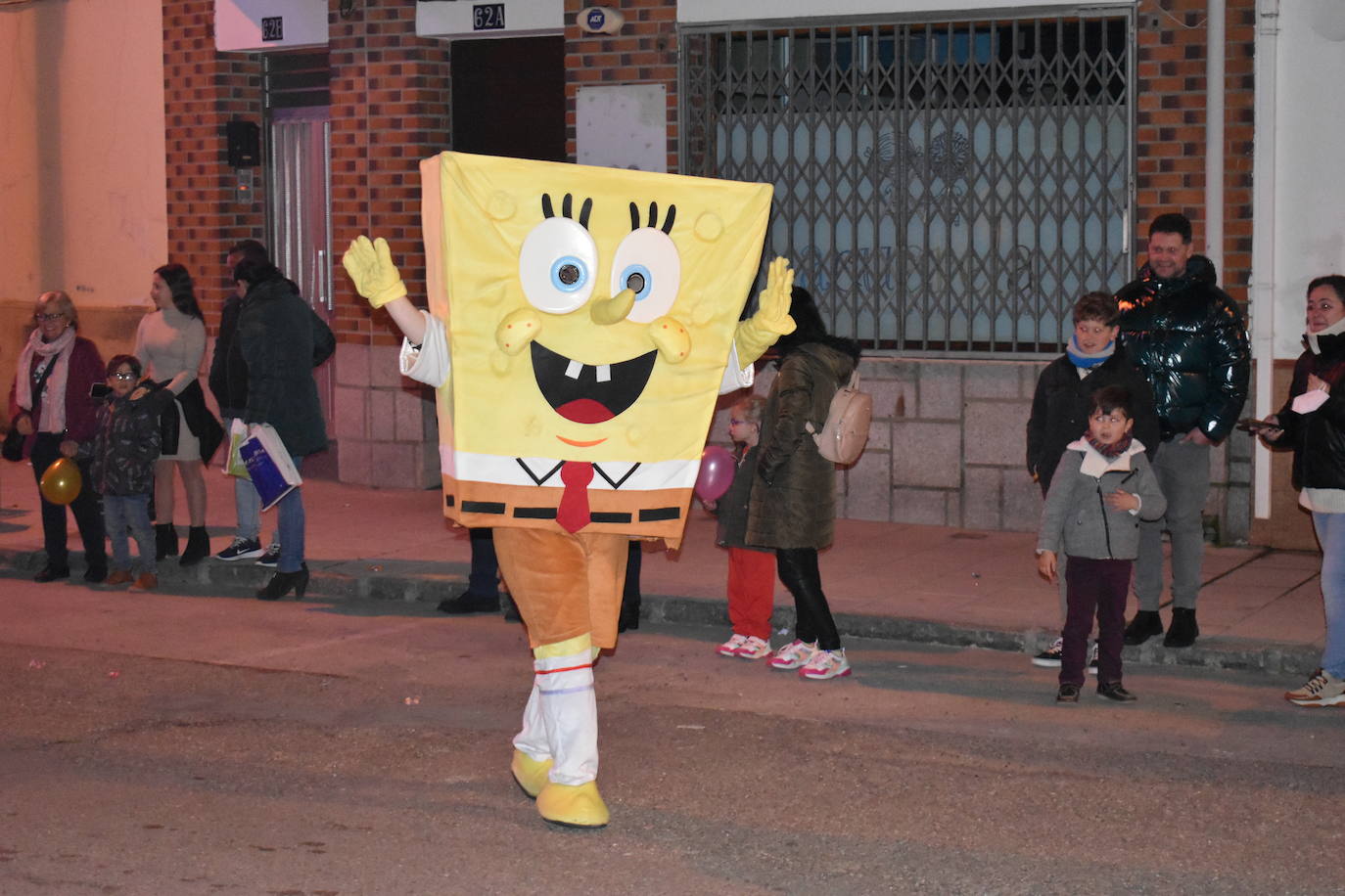 La magia de los Reyes Magos volvió a las calles y a las casas de Miajadas para repartir ilusión, cumplir deseos y llevar regalos, tanto a los más pequeños como a los mayores. La Cabalgata fue la presentación de la noche más especial del año, donde Sus Majestades de Oriente estuvieron acompañados por duendecillos, magos, brujas, dinosaurios, alumnos y profes, divertidos monstruitos, y pequeños-grandes en pijama que ya estaban preparados para irse a dormir y esperar la visita de los Reyes a sus casas, sin olvidar el Portal de Belén con María, José y el niño Jesús recién nacido. 