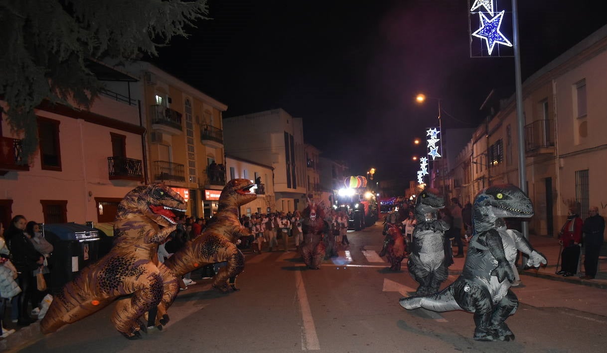 La magia de los Reyes Magos volvió a las calles y a las casas de Miajadas para repartir ilusión, cumplir deseos y llevar regalos, tanto a los más pequeños como a los mayores. La Cabalgata fue la presentación de la noche más especial del año, donde Sus Majestades de Oriente estuvieron acompañados por duendecillos, magos, brujas, dinosaurios, alumnos y profes, divertidos monstruitos, y pequeños-grandes en pijama que ya estaban preparados para irse a dormir y esperar la visita de los Reyes a sus casas, sin olvidar el Portal de Belén con María, José y el niño Jesús recién nacido. 