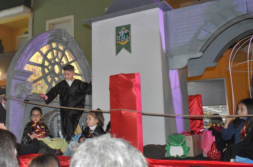 La magia de los Reyes Magos volvió a las calles y a las casas de Miajadas para repartir ilusión, cumplir deseos y llevar regalos, tanto a los más pequeños como a los mayores. La Cabalgata fue la presentación de la noche más especial del año, donde Sus Majestades de Oriente estuvieron acompañados por duendecillos, magos, brujas, dinosaurios, alumnos y profes, divertidos monstruitos, y pequeños-grandes en pijama que ya estaban preparados para irse a dormir y esperar la visita de los Reyes a sus casas, sin olvidar el Portal de Belén con María, José y el niño Jesús recién nacido. 