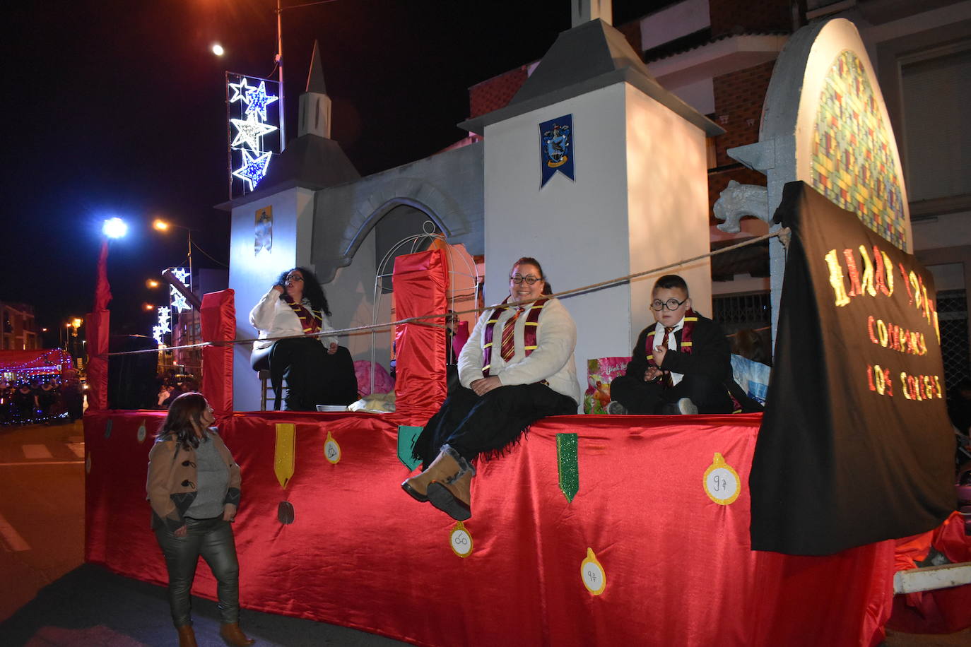 La magia de los Reyes Magos volvió a las calles y a las casas de Miajadas para repartir ilusión, cumplir deseos y llevar regalos, tanto a los más pequeños como a los mayores. La Cabalgata fue la presentación de la noche más especial del año, donde Sus Majestades de Oriente estuvieron acompañados por duendecillos, magos, brujas, dinosaurios, alumnos y profes, divertidos monstruitos, y pequeños-grandes en pijama que ya estaban preparados para irse a dormir y esperar la visita de los Reyes a sus casas, sin olvidar el Portal de Belén con María, José y el niño Jesús recién nacido. 