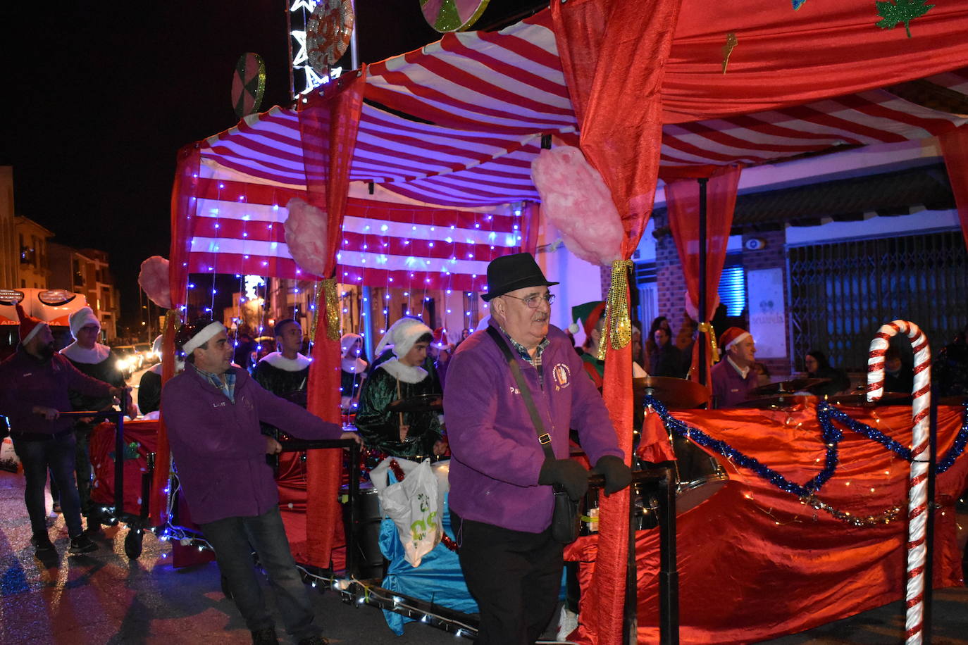 La magia de los Reyes Magos volvió a las calles y a las casas de Miajadas para repartir ilusión, cumplir deseos y llevar regalos, tanto a los más pequeños como a los mayores. La Cabalgata fue la presentación de la noche más especial del año, donde Sus Majestades de Oriente estuvieron acompañados por duendecillos, magos, brujas, dinosaurios, alumnos y profes, divertidos monstruitos, y pequeños-grandes en pijama que ya estaban preparados para irse a dormir y esperar la visita de los Reyes a sus casas, sin olvidar el Portal de Belén con María, José y el niño Jesús recién nacido. 