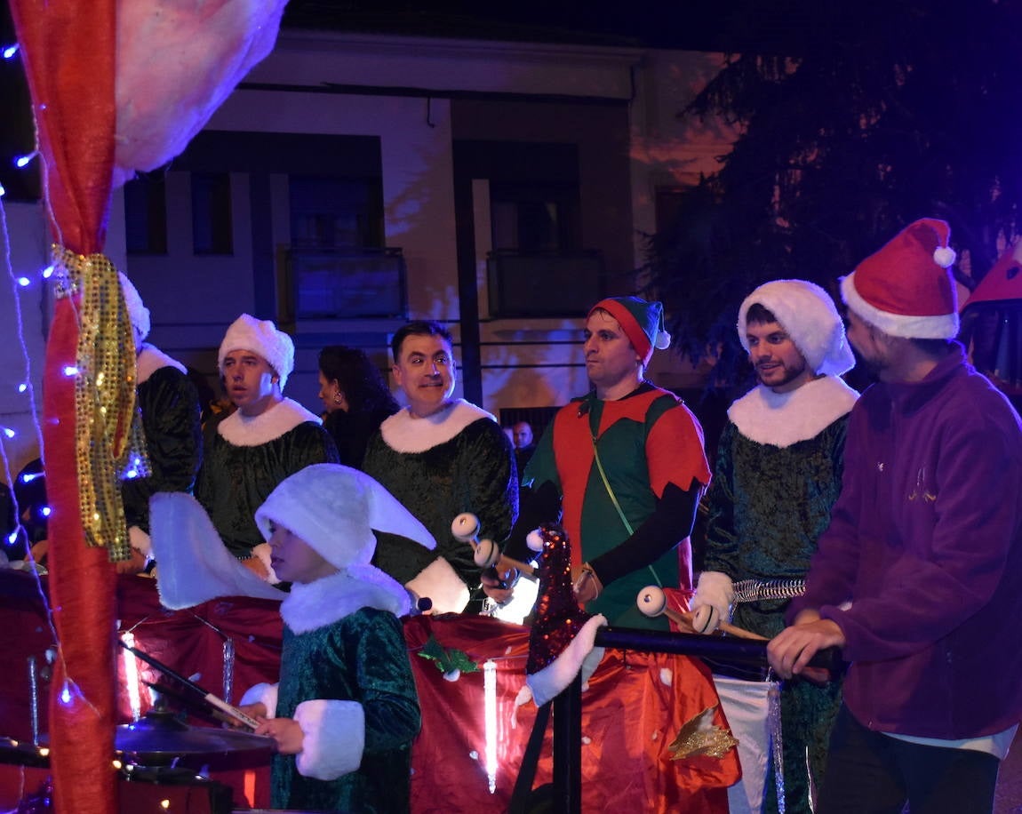 La magia de los Reyes Magos volvió a las calles y a las casas de Miajadas para repartir ilusión, cumplir deseos y llevar regalos, tanto a los más pequeños como a los mayores. La Cabalgata fue la presentación de la noche más especial del año, donde Sus Majestades de Oriente estuvieron acompañados por duendecillos, magos, brujas, dinosaurios, alumnos y profes, divertidos monstruitos, y pequeños-grandes en pijama que ya estaban preparados para irse a dormir y esperar la visita de los Reyes a sus casas, sin olvidar el Portal de Belén con María, José y el niño Jesús recién nacido. 