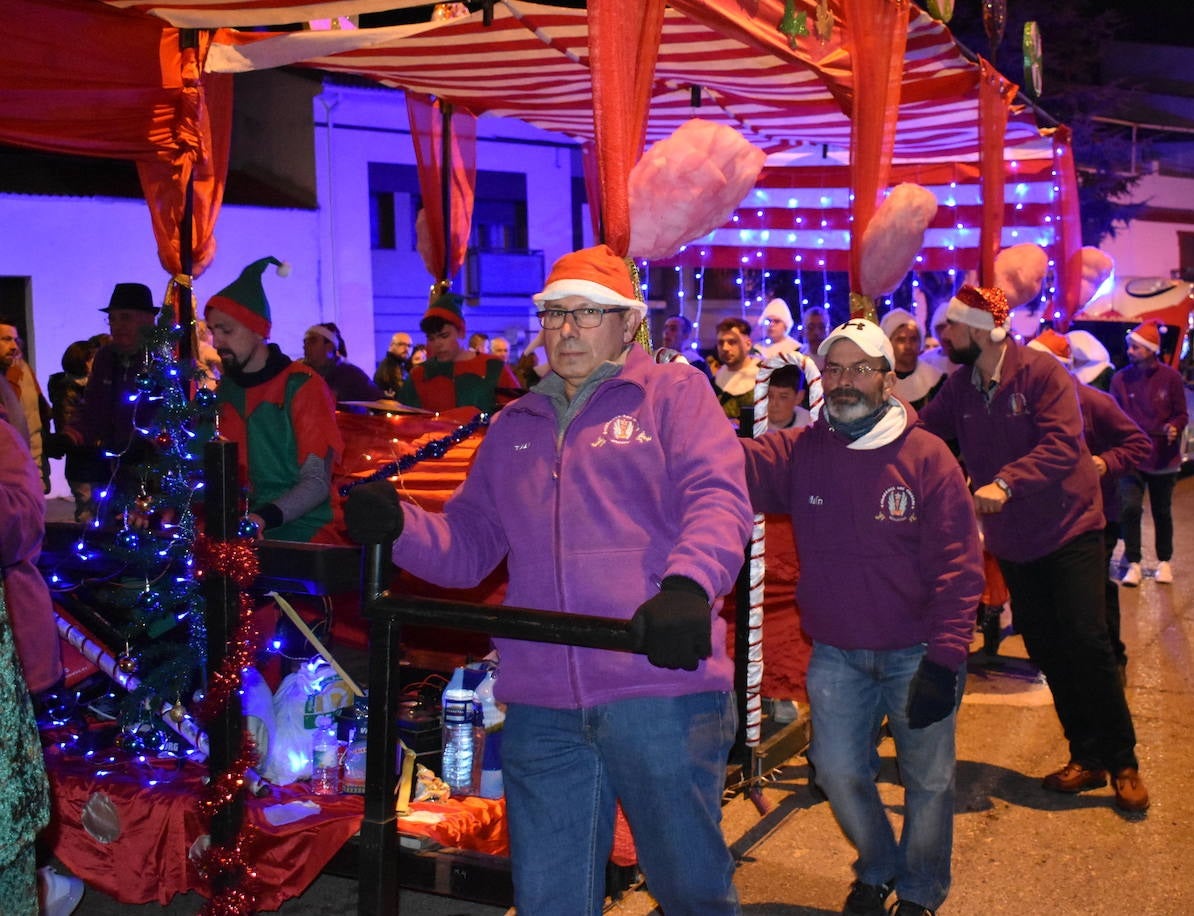 La magia de los Reyes Magos volvió a las calles y a las casas de Miajadas para repartir ilusión, cumplir deseos y llevar regalos, tanto a los más pequeños como a los mayores. La Cabalgata fue la presentación de la noche más especial del año, donde Sus Majestades de Oriente estuvieron acompañados por duendecillos, magos, brujas, dinosaurios, alumnos y profes, divertidos monstruitos, y pequeños-grandes en pijama que ya estaban preparados para irse a dormir y esperar la visita de los Reyes a sus casas, sin olvidar el Portal de Belén con María, José y el niño Jesús recién nacido. 