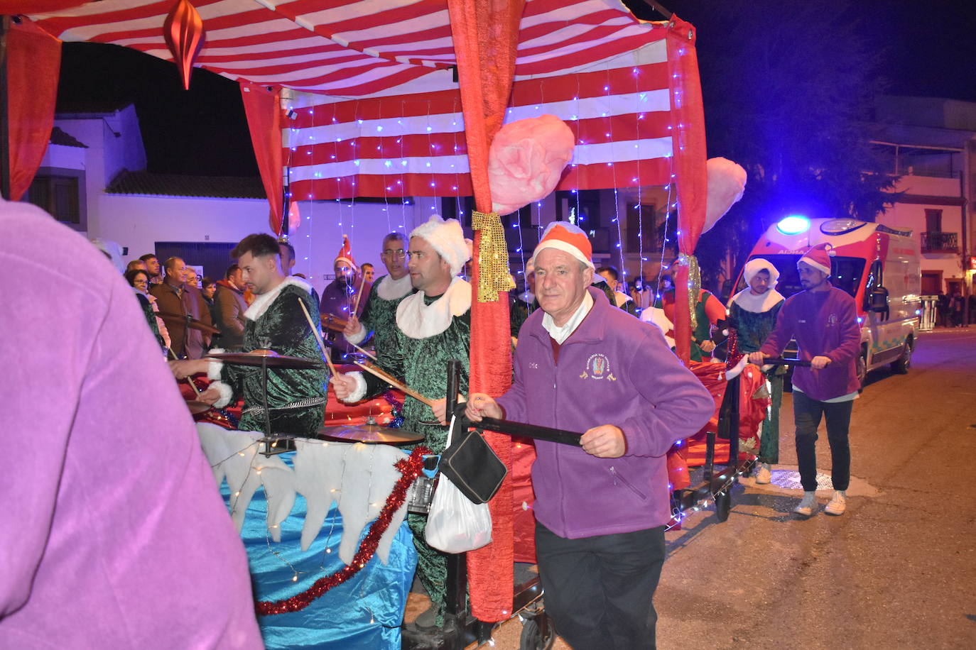 La magia de los Reyes Magos volvió a las calles y a las casas de Miajadas para repartir ilusión, cumplir deseos y llevar regalos, tanto a los más pequeños como a los mayores. La Cabalgata fue la presentación de la noche más especial del año, donde Sus Majestades de Oriente estuvieron acompañados por duendecillos, magos, brujas, dinosaurios, alumnos y profes, divertidos monstruitos, y pequeños-grandes en pijama que ya estaban preparados para irse a dormir y esperar la visita de los Reyes a sus casas, sin olvidar el Portal de Belén con María, José y el niño Jesús recién nacido. 