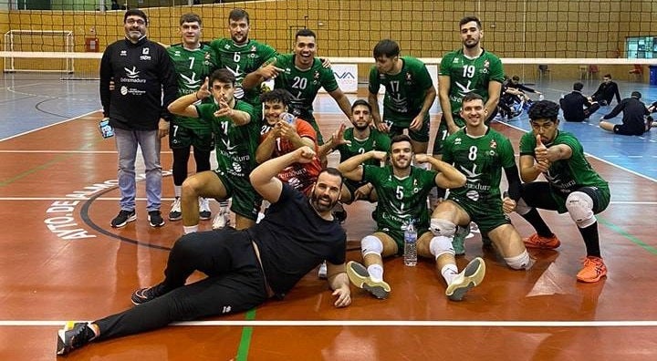El equipo del Extremadura Grupo Laura Otero celebra la victoria ante el Almoradí 