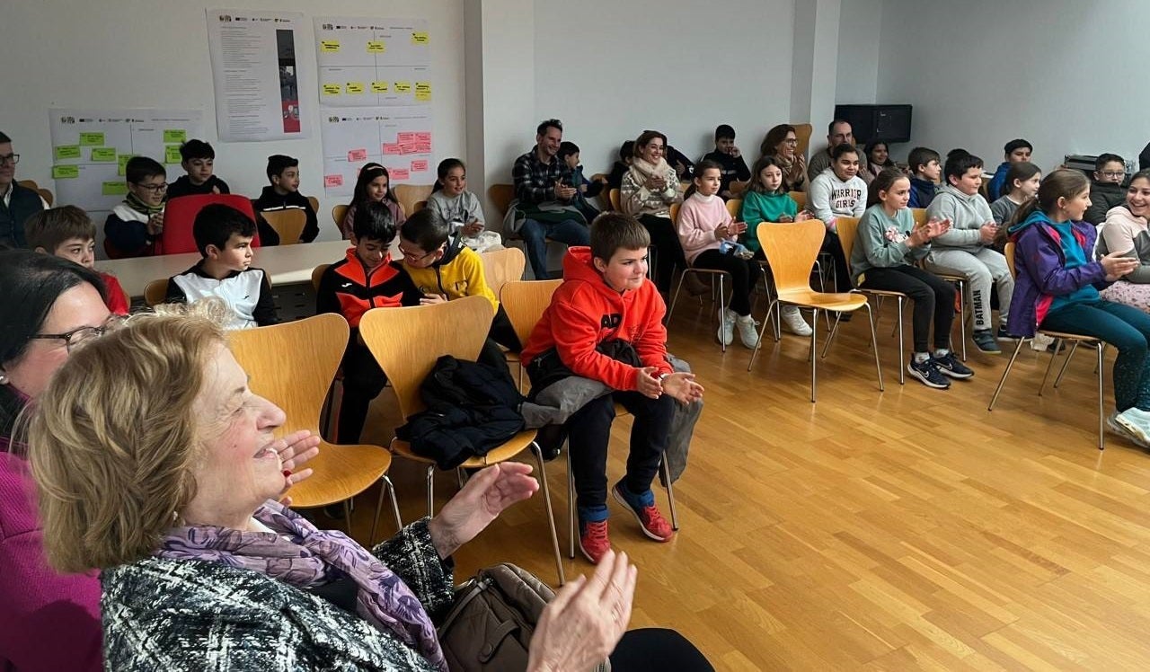 Los familiares y compañeros de Nicolás y Alberto han asistido al acto 