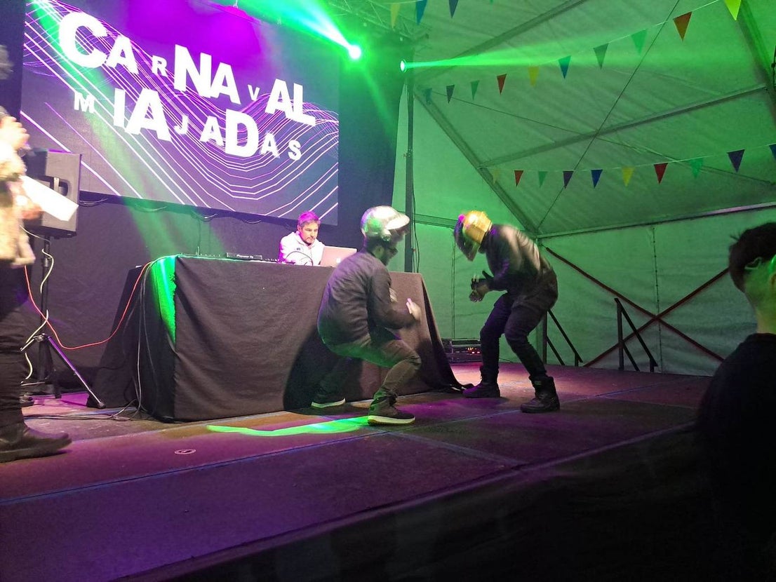 Miajadas celebró su Concurso de disfraces del Carnaval 2023, en el que hubo mucho baile y mucho' cachondeo'. El grupo 'Pista de choque' fue el ganador del primer premio, dotado de 300 euros, mientras que 'DJ's' consiguieron el segundo premio con 200 euros, y 'Desplieque Lolil' se hizo con los 150 euros del tercer premio. 