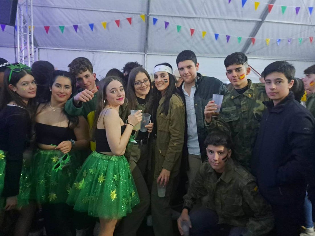 Miajadas celebró su Concurso de disfraces del Carnaval 2023, en el que hubo mucho baile y mucho' cachondeo'. El grupo 'Pista de choque' fue el ganador del primer premio, dotado de 300 euros, mientras que 'DJ's' consiguieron el segundo premio con 200 euros, y 'Desplieque Lolil' se hizo con los 150 euros del tercer premio. 