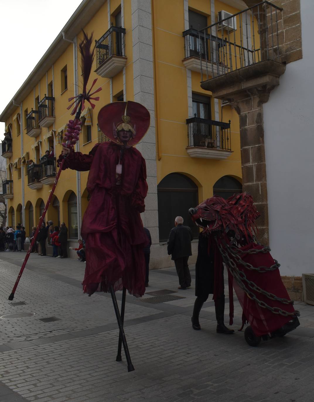 El ritmo, la fantasía y el color del Carnaval llenaron las calles de Miajadas. Más de 700 personas contagiaron su alegría con la mayor diversidad de disfraces y bailes, tanto las comparsas como los participantes individuales y por parejas. Porque sólo el Carnaval es capaz de sacar una sonrisa a todos. 