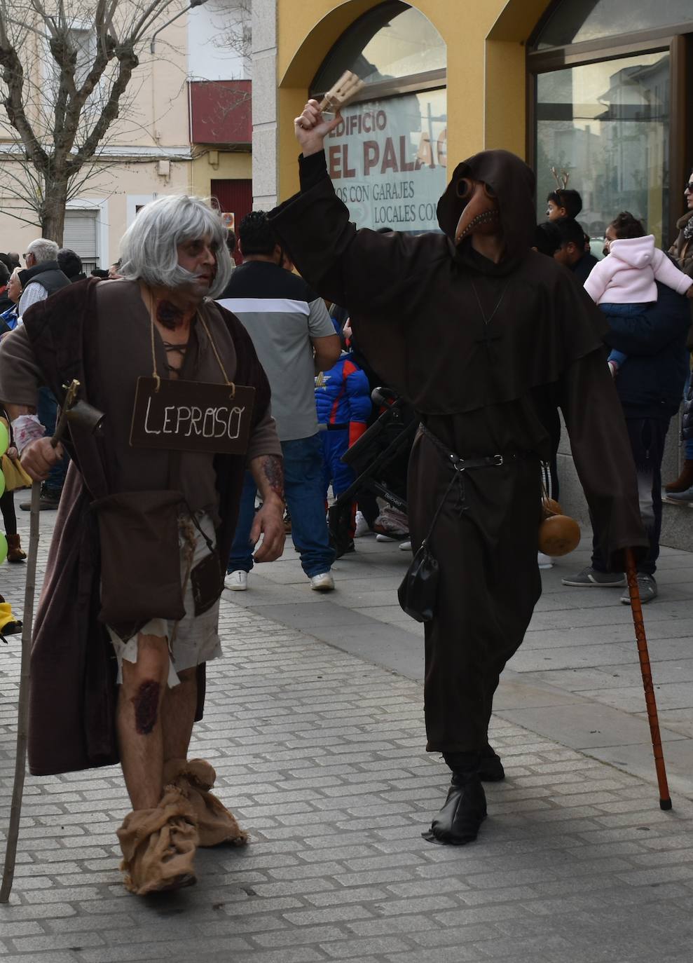 El ritmo, la fantasía y el color del Carnaval llenaron las calles de Miajadas. Más de 700 personas contagiaron su alegría con la mayor diversidad de disfraces y bailes, tanto las comparsas como los participantes individuales y por parejas. Porque sólo el Carnaval es capaz de sacar una sonrisa a todos. 