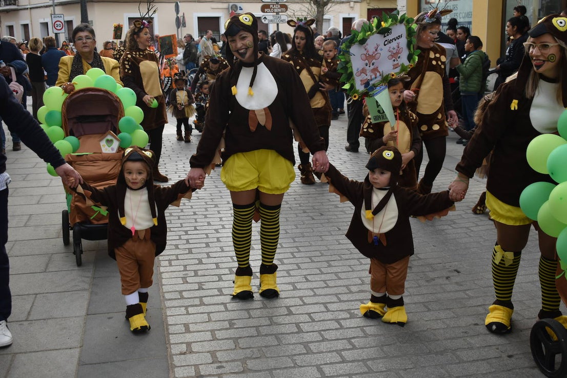 El ritmo, la fantasía y el color del Carnaval llenaron las calles de Miajadas. Más de 700 personas contagiaron su alegría con la mayor diversidad de disfraces y bailes, tanto las comparsas como los participantes individuales y por parejas. Porque sólo el Carnaval es capaz de sacar una sonrisa a todos. 