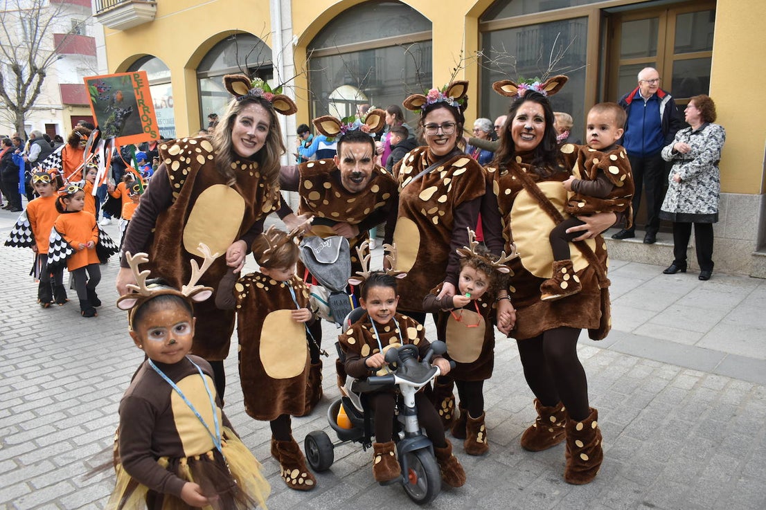 El ritmo, la fantasía y el color del Carnaval llenaron las calles de Miajadas. Más de 700 personas contagiaron su alegría con la mayor diversidad de disfraces y bailes, tanto las comparsas como los participantes individuales y por parejas. Porque sólo el Carnaval es capaz de sacar una sonrisa a todos. 