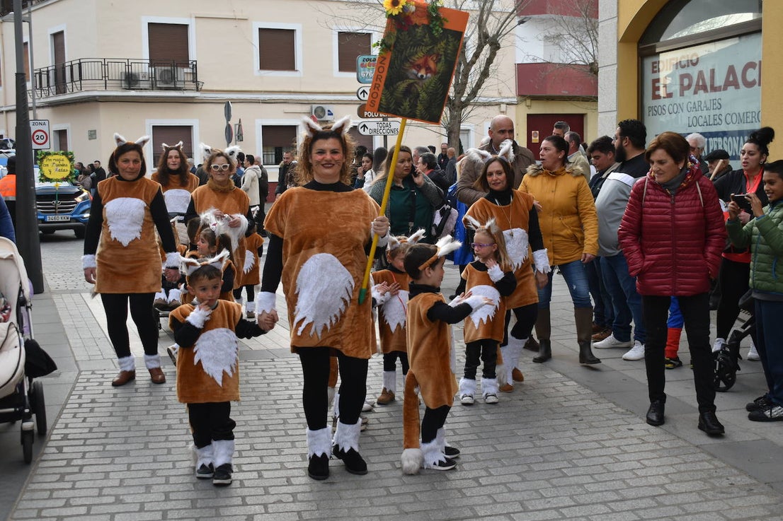 El ritmo, la fantasía y el color del Carnaval llenaron las calles de Miajadas. Más de 700 personas contagiaron su alegría con la mayor diversidad de disfraces y bailes, tanto las comparsas como los participantes individuales y por parejas. Porque sólo el Carnaval es capaz de sacar una sonrisa a todos. 