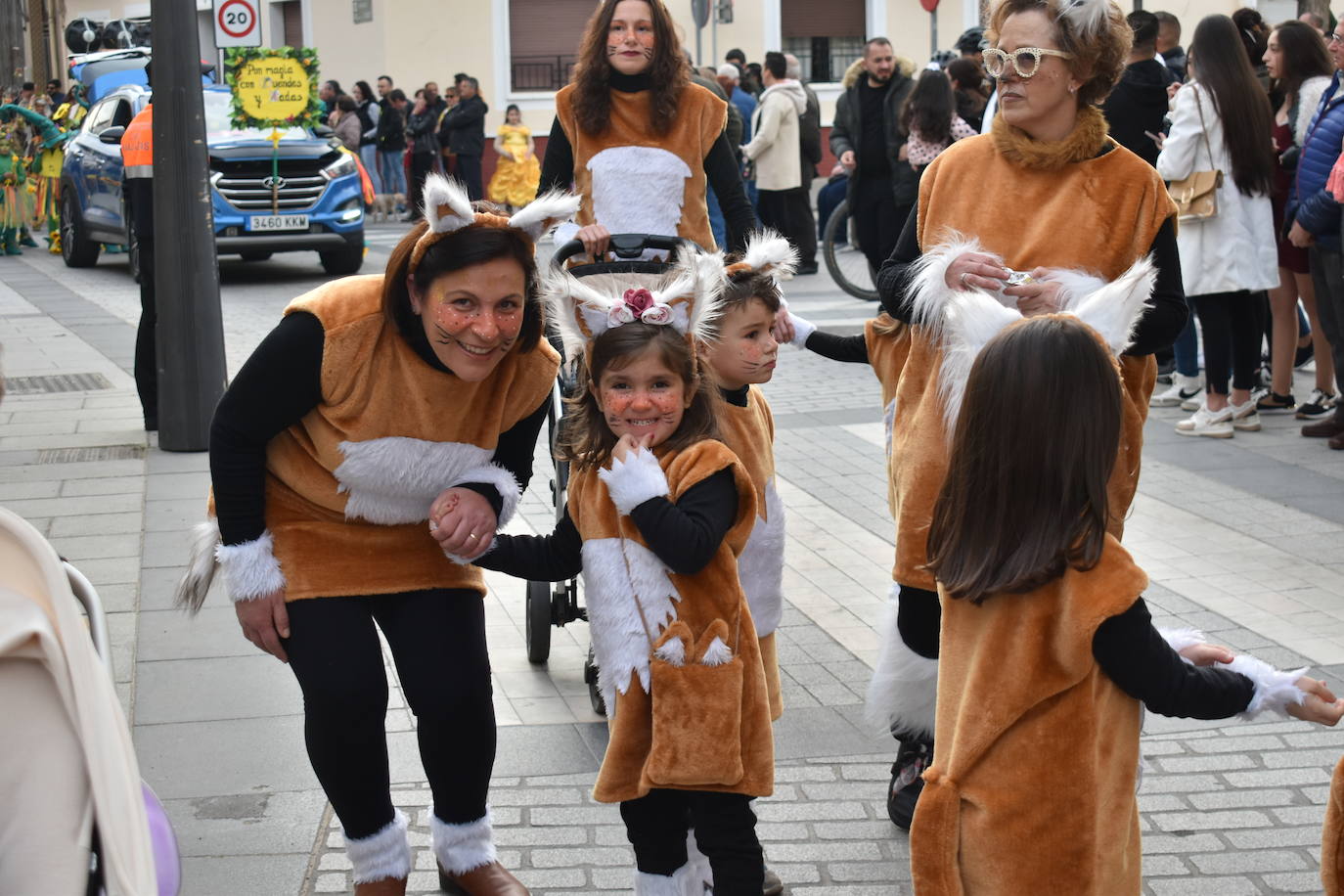 El ritmo, la fantasía y el color del Carnaval llenaron las calles de Miajadas. Más de 700 personas contagiaron su alegría con la mayor diversidad de disfraces y bailes, tanto las comparsas como los participantes individuales y por parejas. Porque sólo el Carnaval es capaz de sacar una sonrisa a todos. 