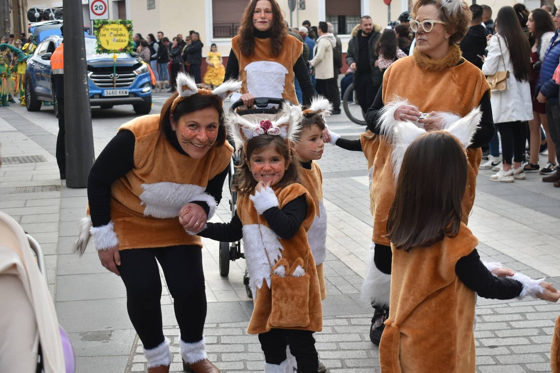 El ritmo, la fantasía y el color del Carnaval llenaron las calles de Miajadas. Más de 700 personas contagiaron su alegría con la mayor diversidad de disfraces y bailes, tanto las comparsas como los participantes individuales y por parejas. Porque sólo el Carnaval es capaz de sacar una sonrisa a todos. 