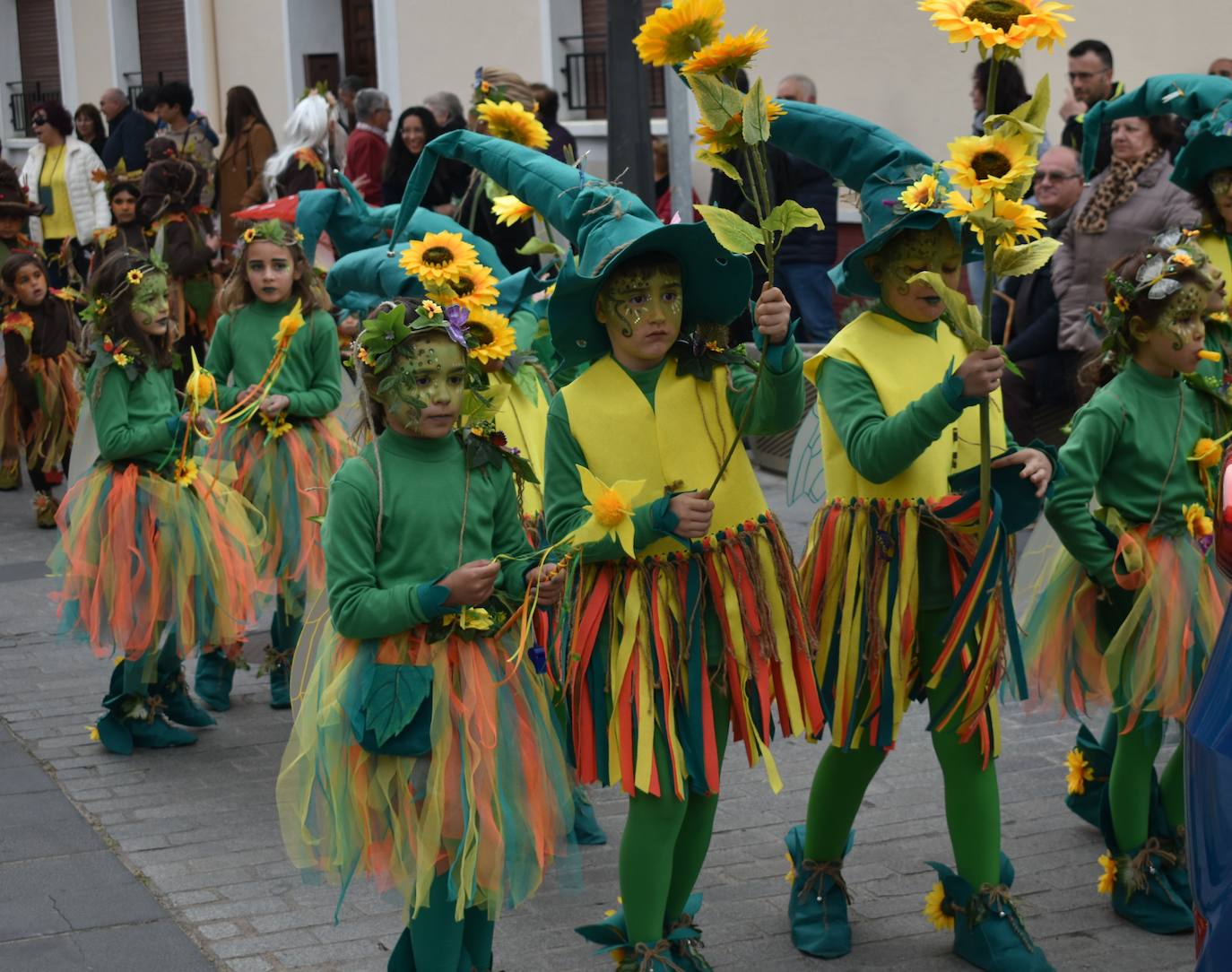 El ritmo, la fantasía y el color del Carnaval llenaron las calles de Miajadas. Más de 700 personas contagiaron su alegría con la mayor diversidad de disfraces y bailes, tanto las comparsas como los participantes individuales y por parejas. Porque sólo el Carnaval es capaz de sacar una sonrisa a todos. 