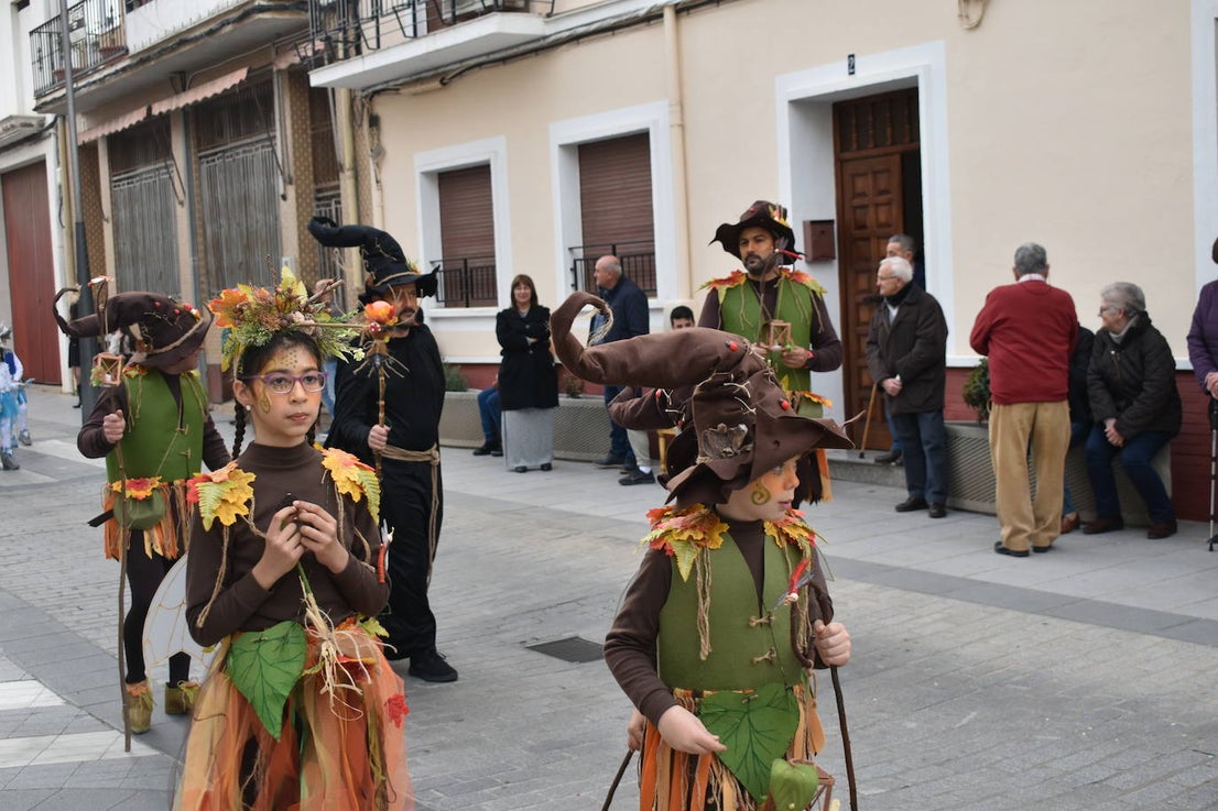 El ritmo, la fantasía y el color del Carnaval llenaron las calles de Miajadas. Más de 700 personas contagiaron su alegría con la mayor diversidad de disfraces y bailes, tanto las comparsas como los participantes individuales y por parejas. Porque sólo el Carnaval es capaz de sacar una sonrisa a todos. 