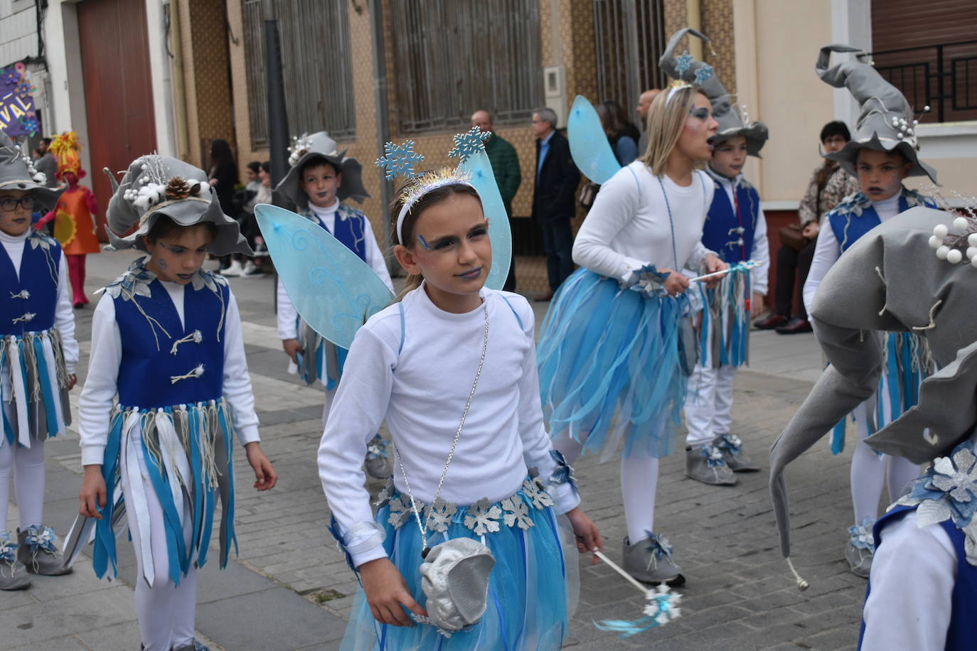 El ritmo, la fantasía y el color del Carnaval llenaron las calles de Miajadas. Más de 700 personas contagiaron su alegría con la mayor diversidad de disfraces y bailes, tanto las comparsas como los participantes individuales y por parejas. Porque sólo el Carnaval es capaz de sacar una sonrisa a todos. 