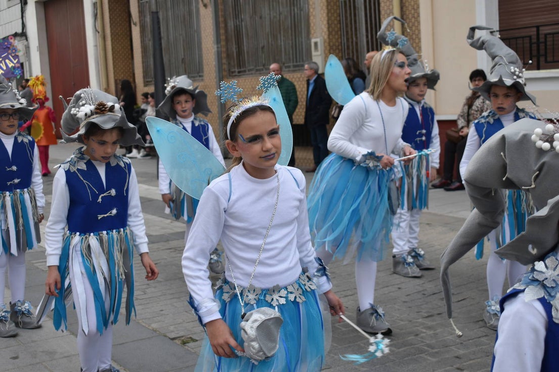 El ritmo, la fantasía y el color del Carnaval llenaron las calles de Miajadas. Más de 700 personas contagiaron su alegría con la mayor diversidad de disfraces y bailes, tanto las comparsas como los participantes individuales y por parejas. Porque sólo el Carnaval es capaz de sacar una sonrisa a todos. 
