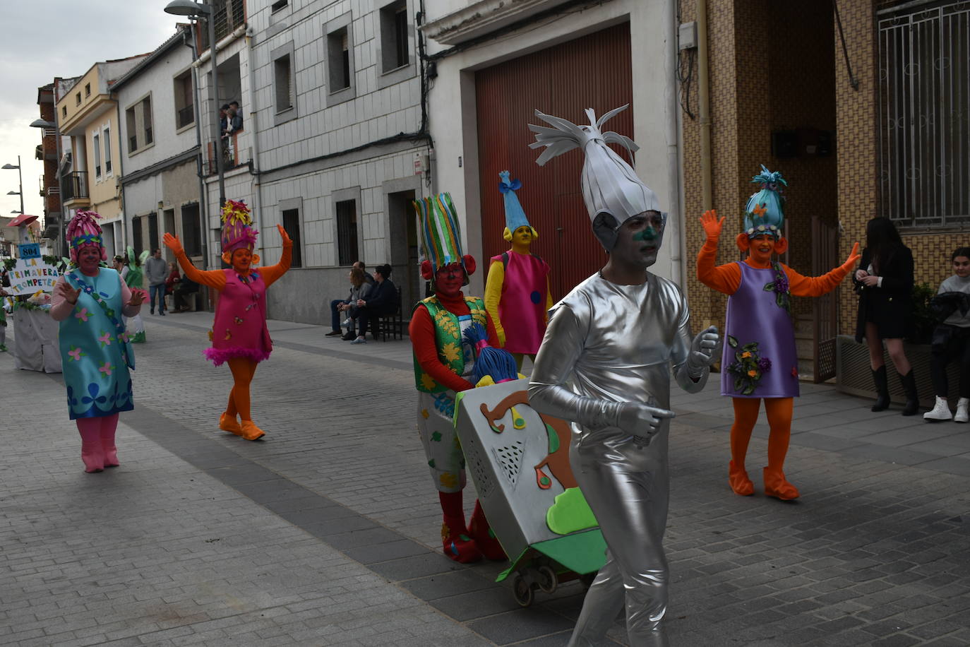El ritmo, la fantasía y el color del Carnaval llenaron las calles de Miajadas. Más de 700 personas contagiaron su alegría con la mayor diversidad de disfraces y bailes, tanto las comparsas como los participantes individuales y por parejas. Porque sólo el Carnaval es capaz de sacar una sonrisa a todos. 