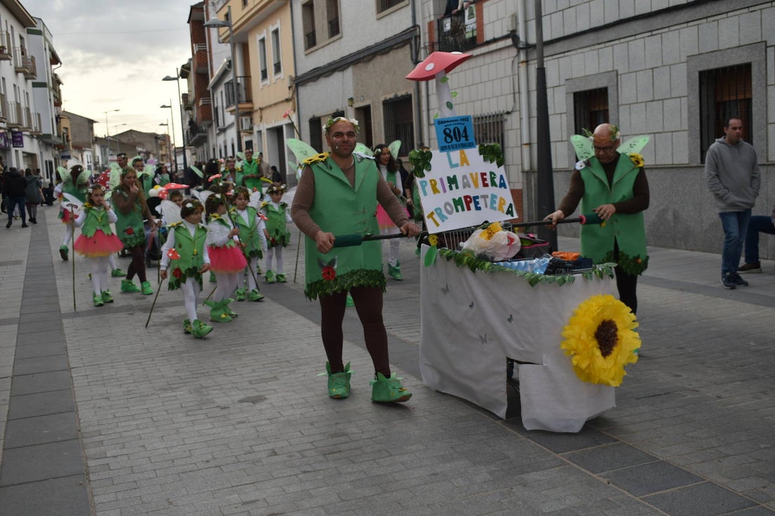 El ritmo, la fantasía y el color del Carnaval llenaron las calles de Miajadas. Más de 700 personas contagiaron su alegría con la mayor diversidad de disfraces y bailes, tanto las comparsas como los participantes individuales y por parejas. Porque sólo el Carnaval es capaz de sacar una sonrisa a todos. 