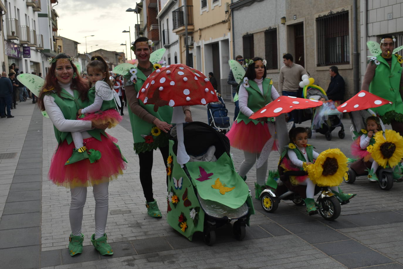 El ritmo, la fantasía y el color del Carnaval llenaron las calles de Miajadas. Más de 700 personas contagiaron su alegría con la mayor diversidad de disfraces y bailes, tanto las comparsas como los participantes individuales y por parejas. Porque sólo el Carnaval es capaz de sacar una sonrisa a todos. 
