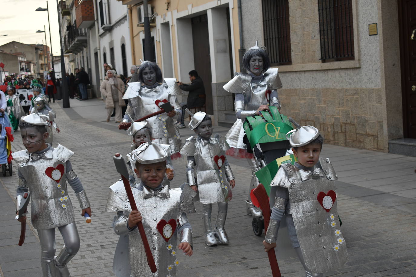 El ritmo, la fantasía y el color del Carnaval llenaron las calles de Miajadas. Más de 700 personas contagiaron su alegría con la mayor diversidad de disfraces y bailes, tanto las comparsas como los participantes individuales y por parejas. Porque sólo el Carnaval es capaz de sacar una sonrisa a todos. 