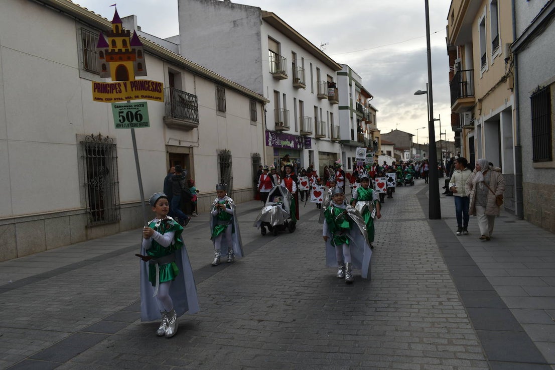 El ritmo, la fantasía y el color del Carnaval llenaron las calles de Miajadas. Más de 700 personas contagiaron su alegría con la mayor diversidad de disfraces y bailes, tanto las comparsas como los participantes individuales y por parejas. Porque sólo el Carnaval es capaz de sacar una sonrisa a todos. 