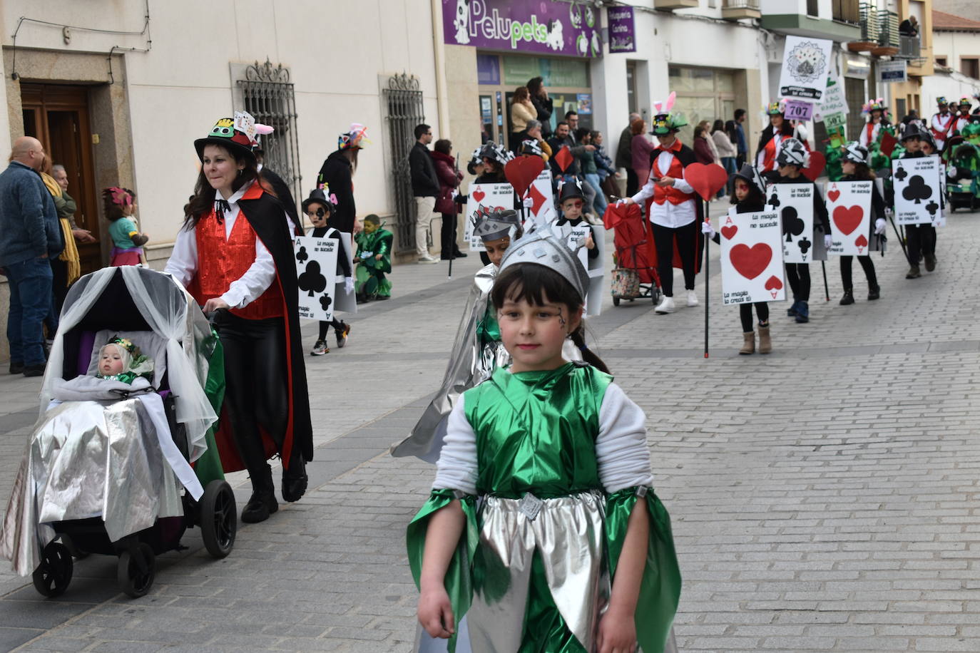 El ritmo, la fantasía y el color del Carnaval llenaron las calles de Miajadas. Más de 700 personas contagiaron su alegría con la mayor diversidad de disfraces y bailes, tanto las comparsas como los participantes individuales y por parejas. Porque sólo el Carnaval es capaz de sacar una sonrisa a todos. 