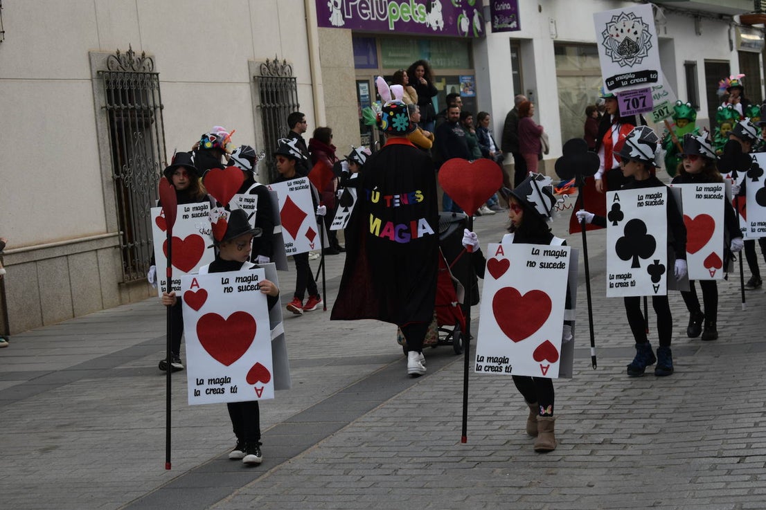El ritmo, la fantasía y el color del Carnaval llenaron las calles de Miajadas. Más de 700 personas contagiaron su alegría con la mayor diversidad de disfraces y bailes, tanto las comparsas como los participantes individuales y por parejas. Porque sólo el Carnaval es capaz de sacar una sonrisa a todos. 